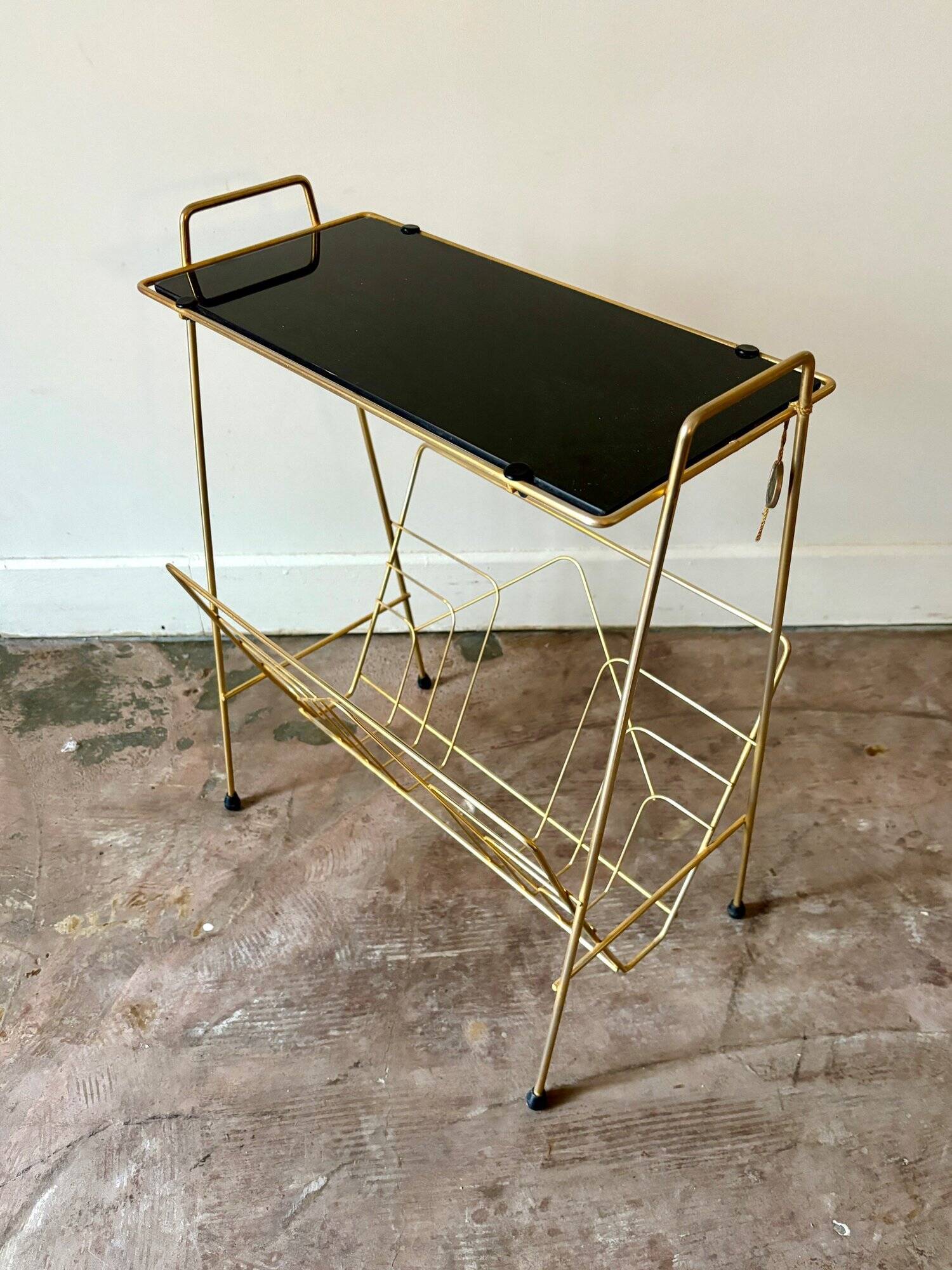 End table, Erdecor magazine holder in gold metal and black glass