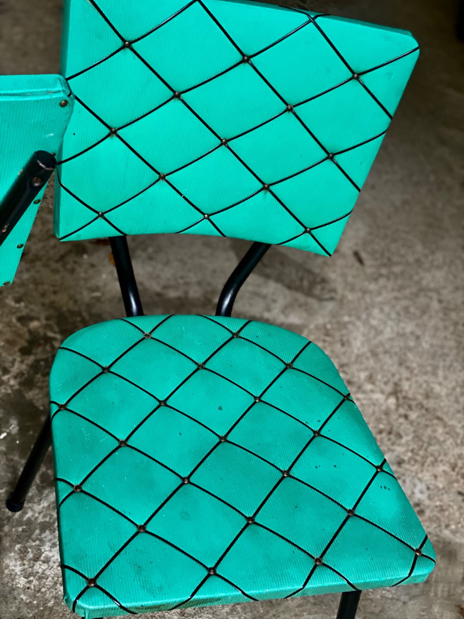 Paire de chaises métal et vinyle vert vintage 1950