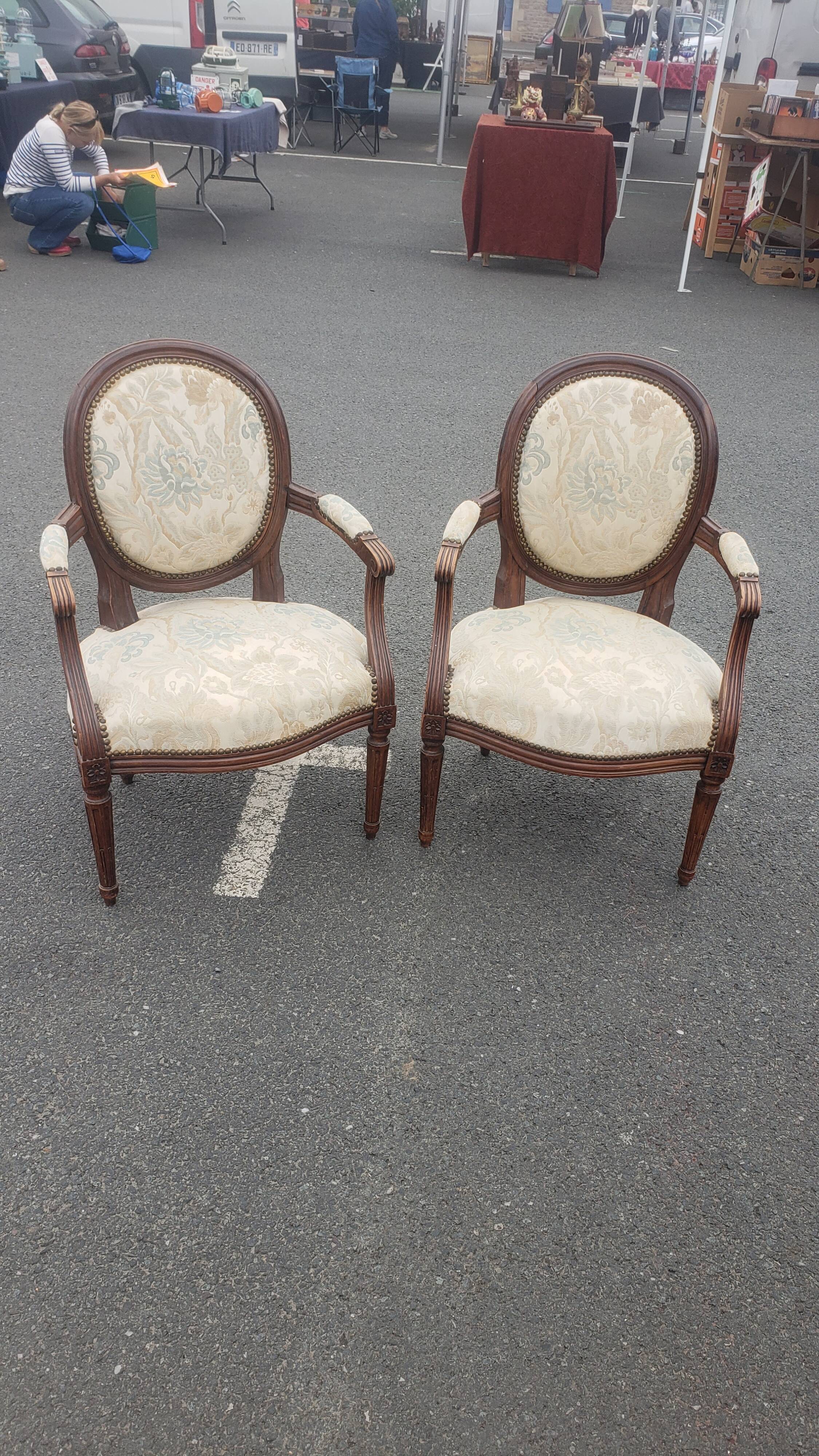 Pair of medaillon armchairs