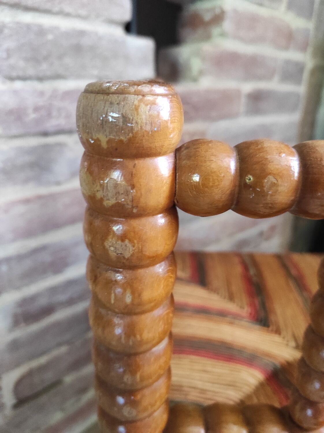 Mulched corner chair and light wood