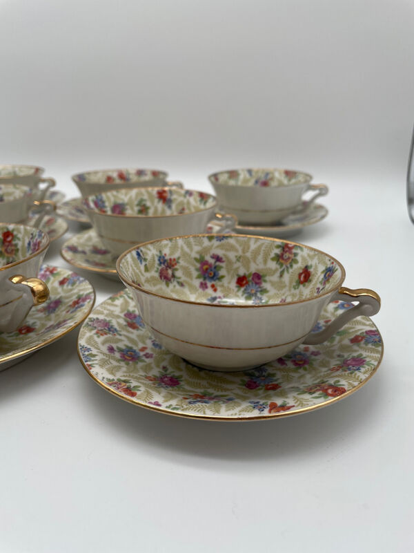 Service 8 tasses à café en porcelaine de Limoges France motif floral et doré