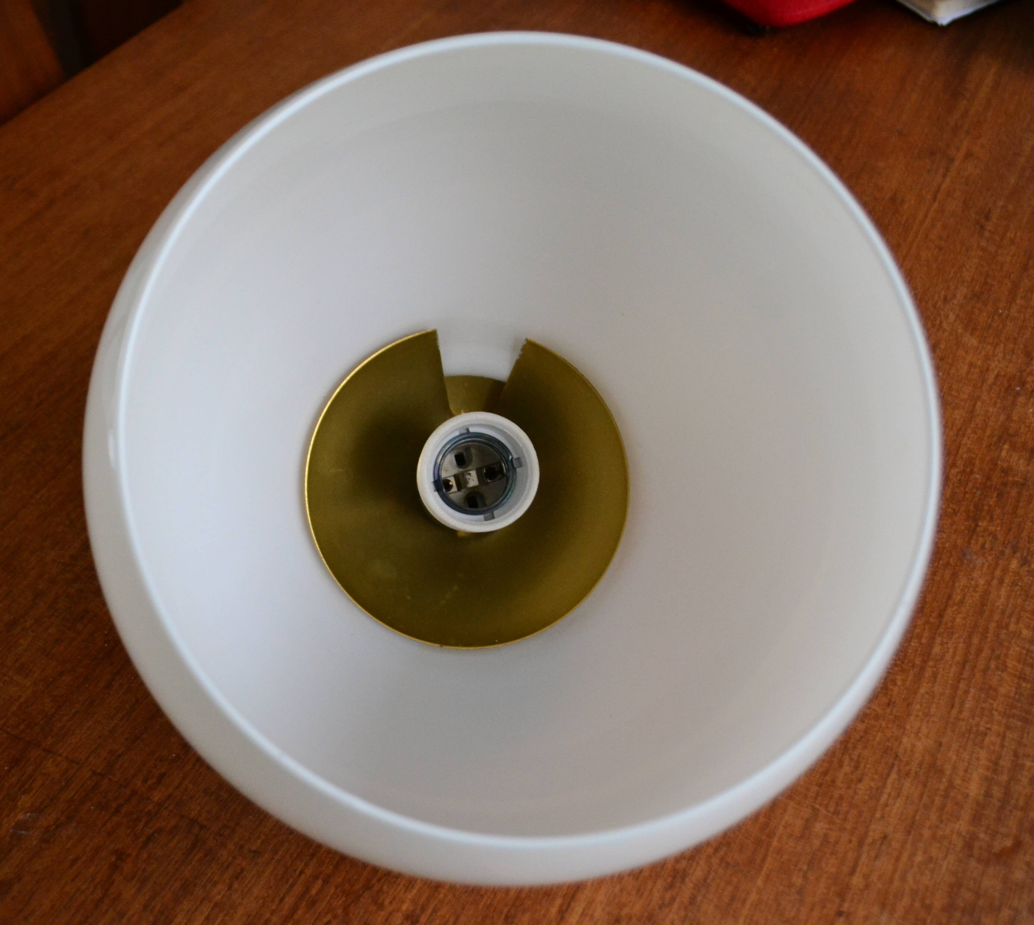 White opaline suspension and gilded brass from the 1960s.