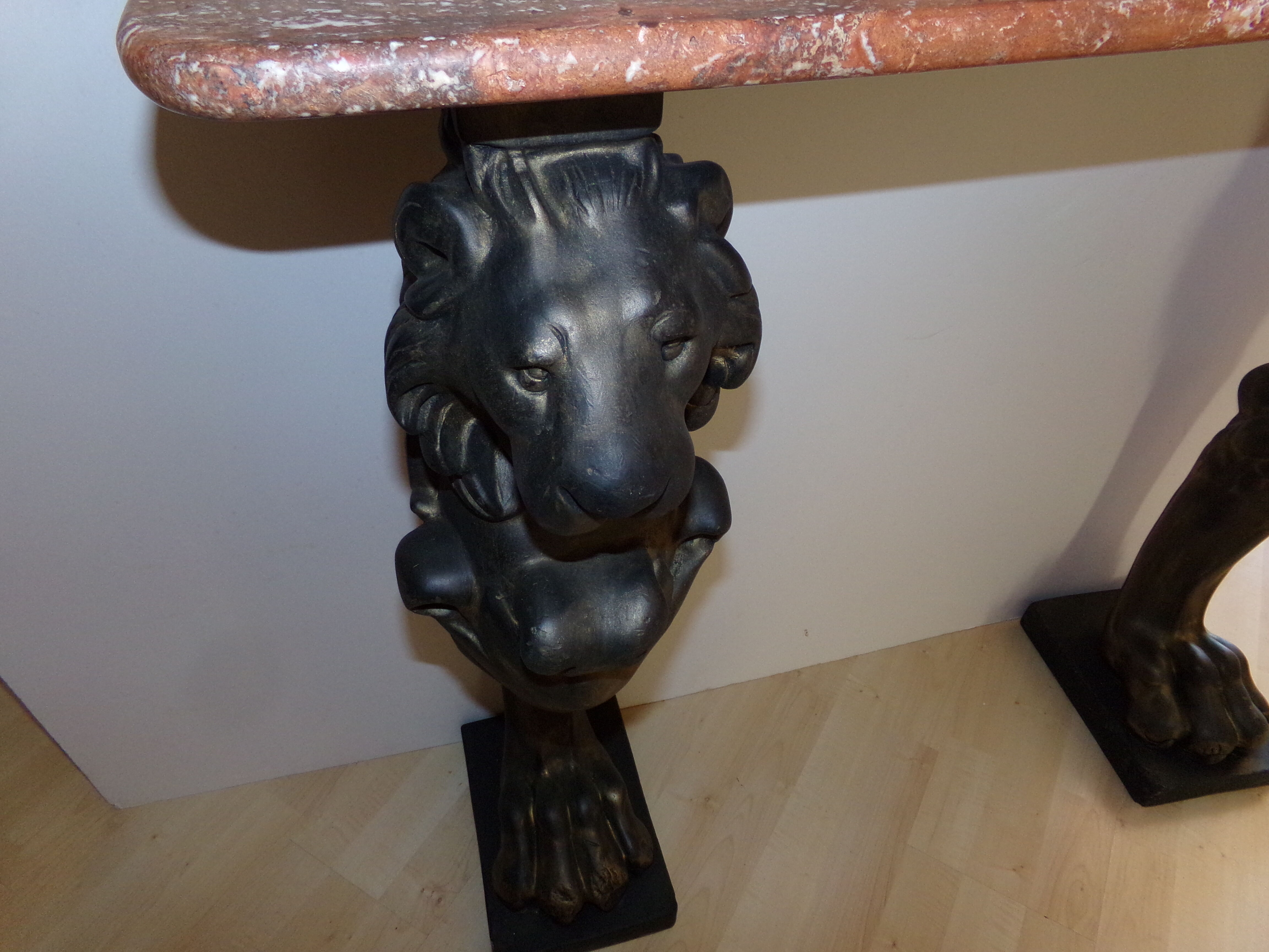 Console en marbre sur pieds lions