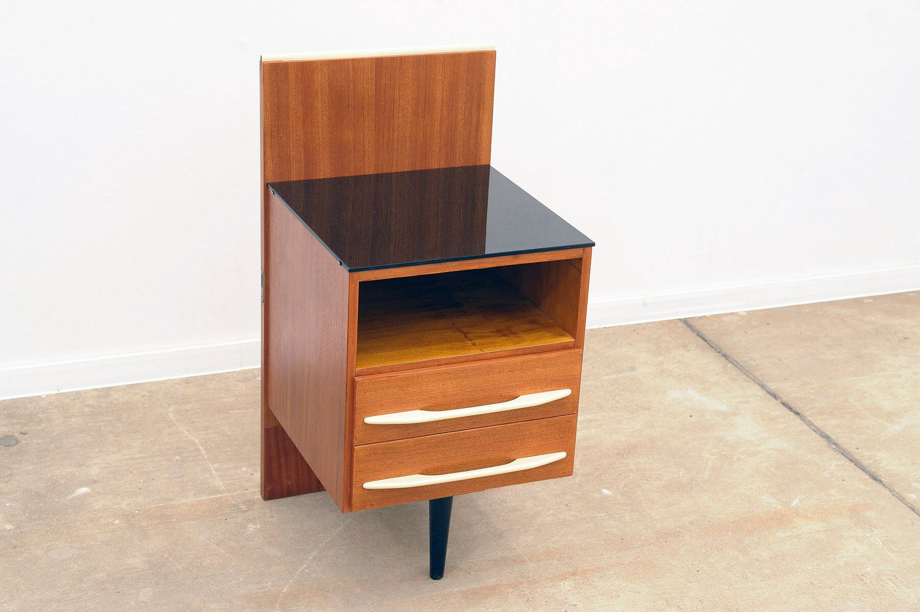 Table de chevet du milieu du siècle entièrement rénovée par Mojmír Požár, années 1960, Tchécoslovaquie