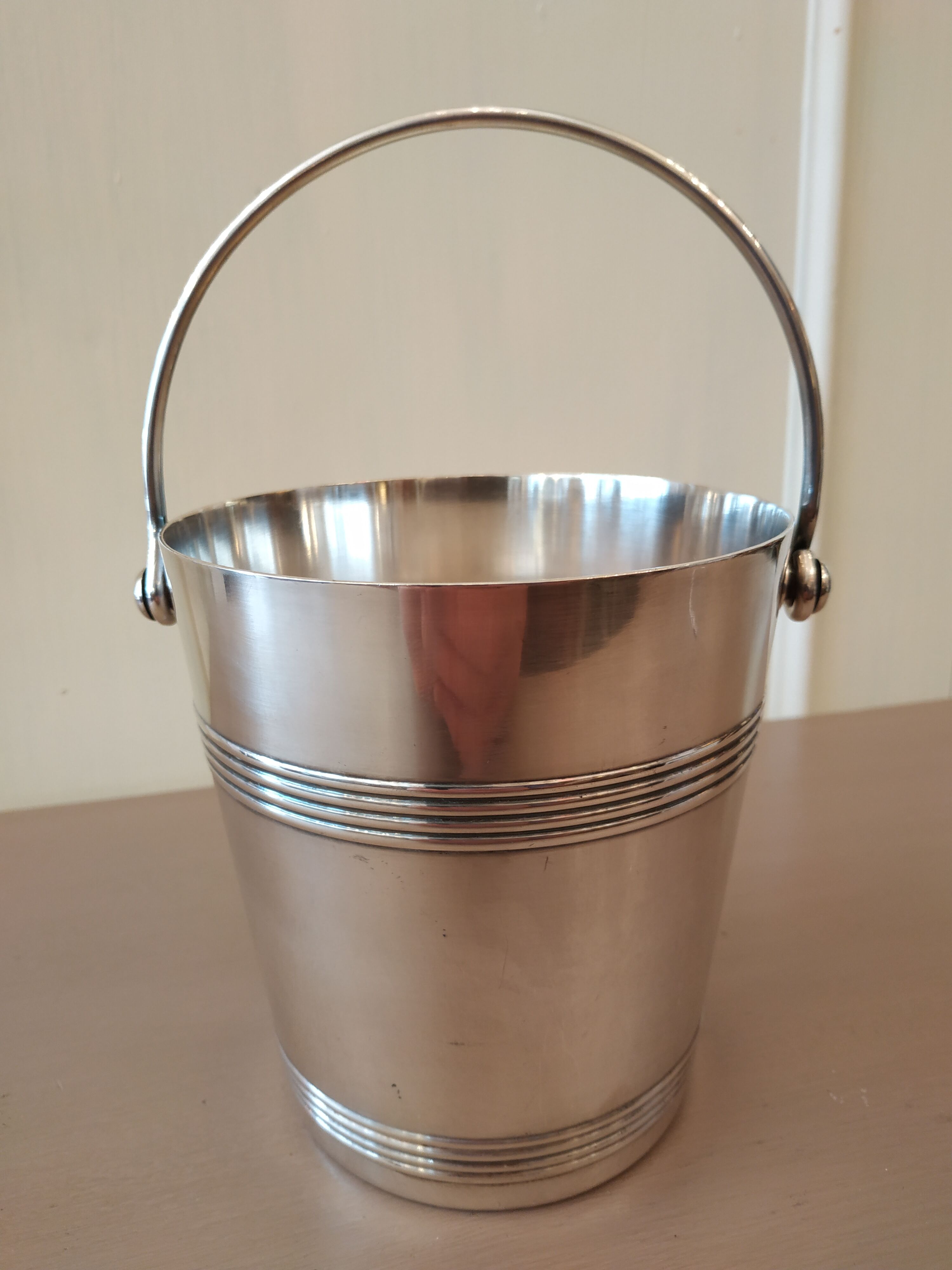 Ice bucket