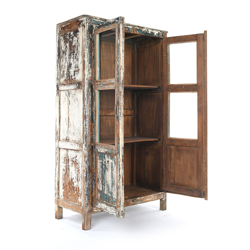 Armoire vitrée en bois patiné