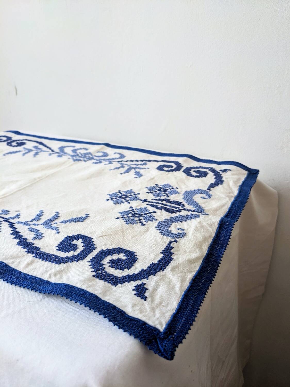 🧵Napperon Brodé à la Main au Point de Croix🧵