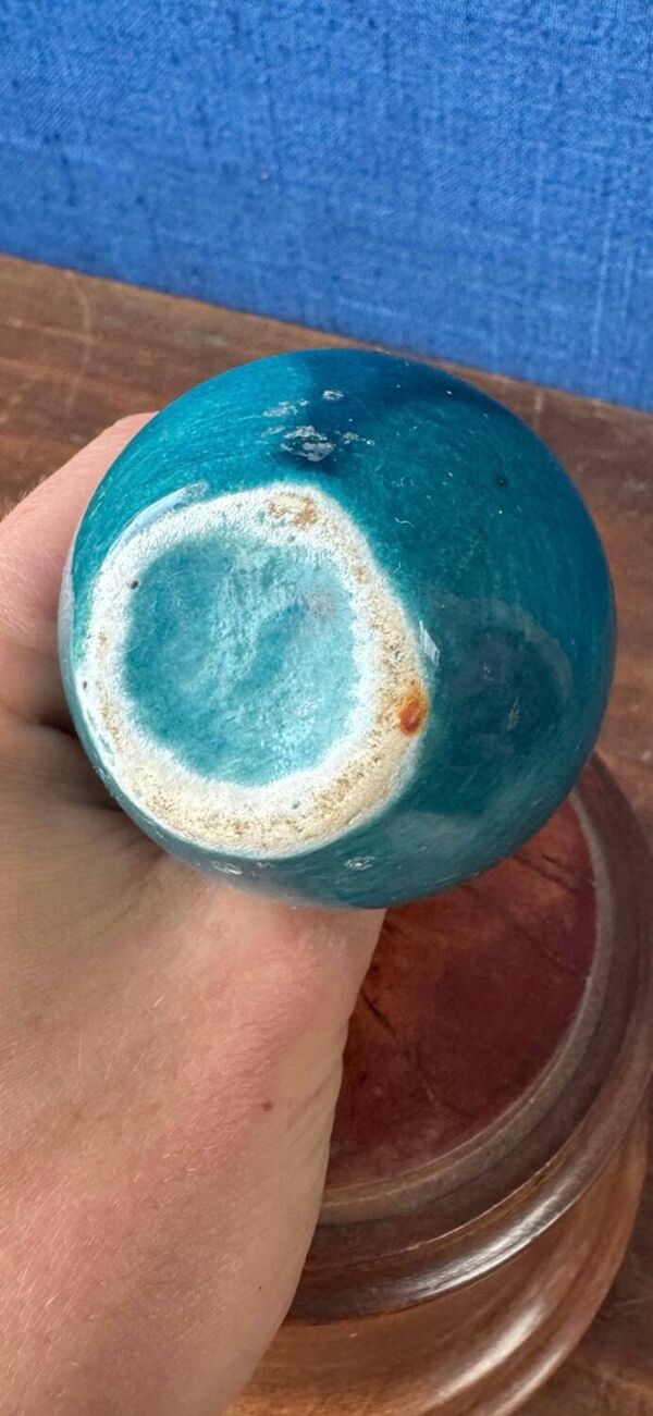 Petit vase soliflore en terre cuite vernissée. milieu XXe