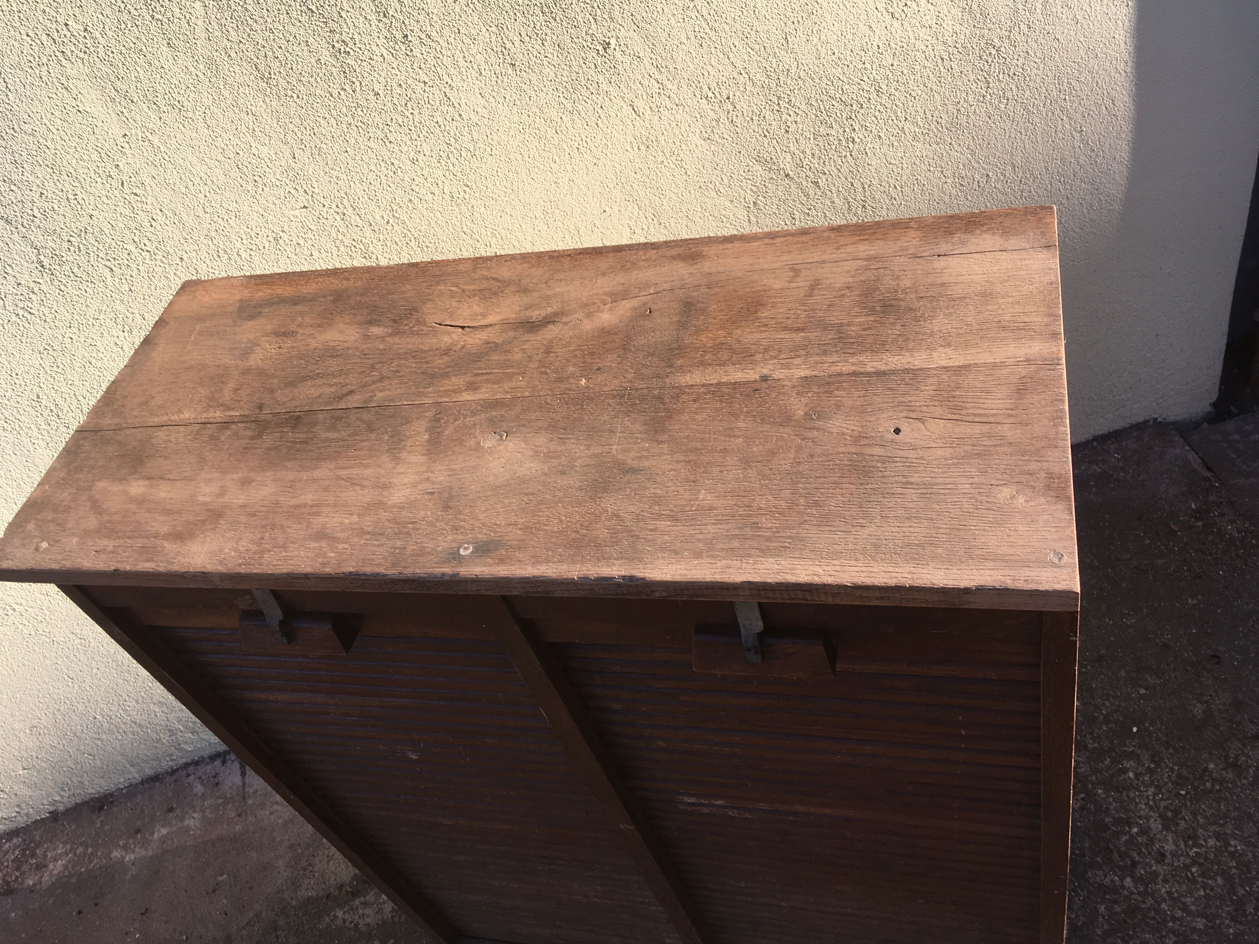 Double curtain cabinet