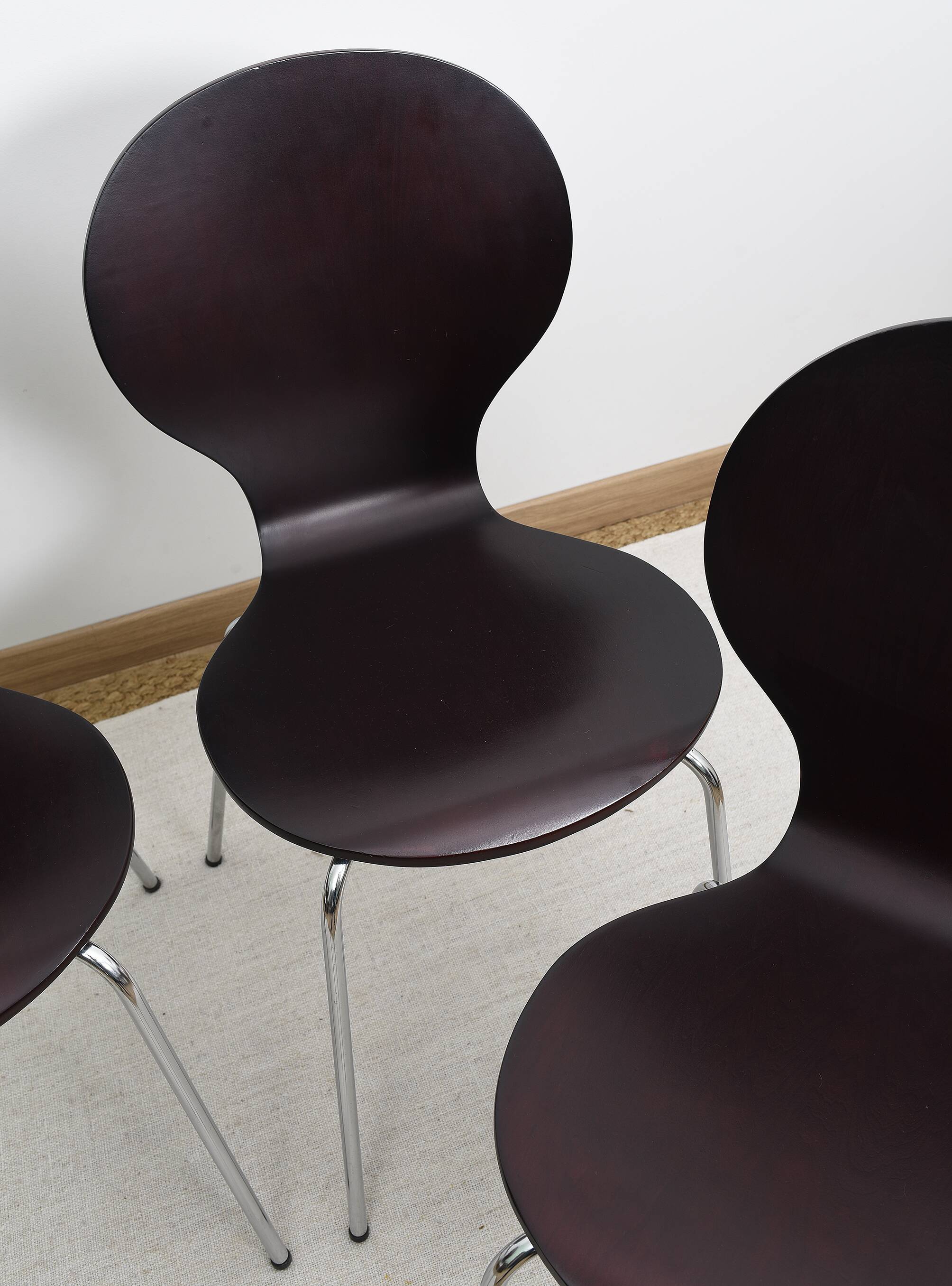 Set of 4 "ant" chairs, vintage, Diego model. Stackable, dark burgundy color.