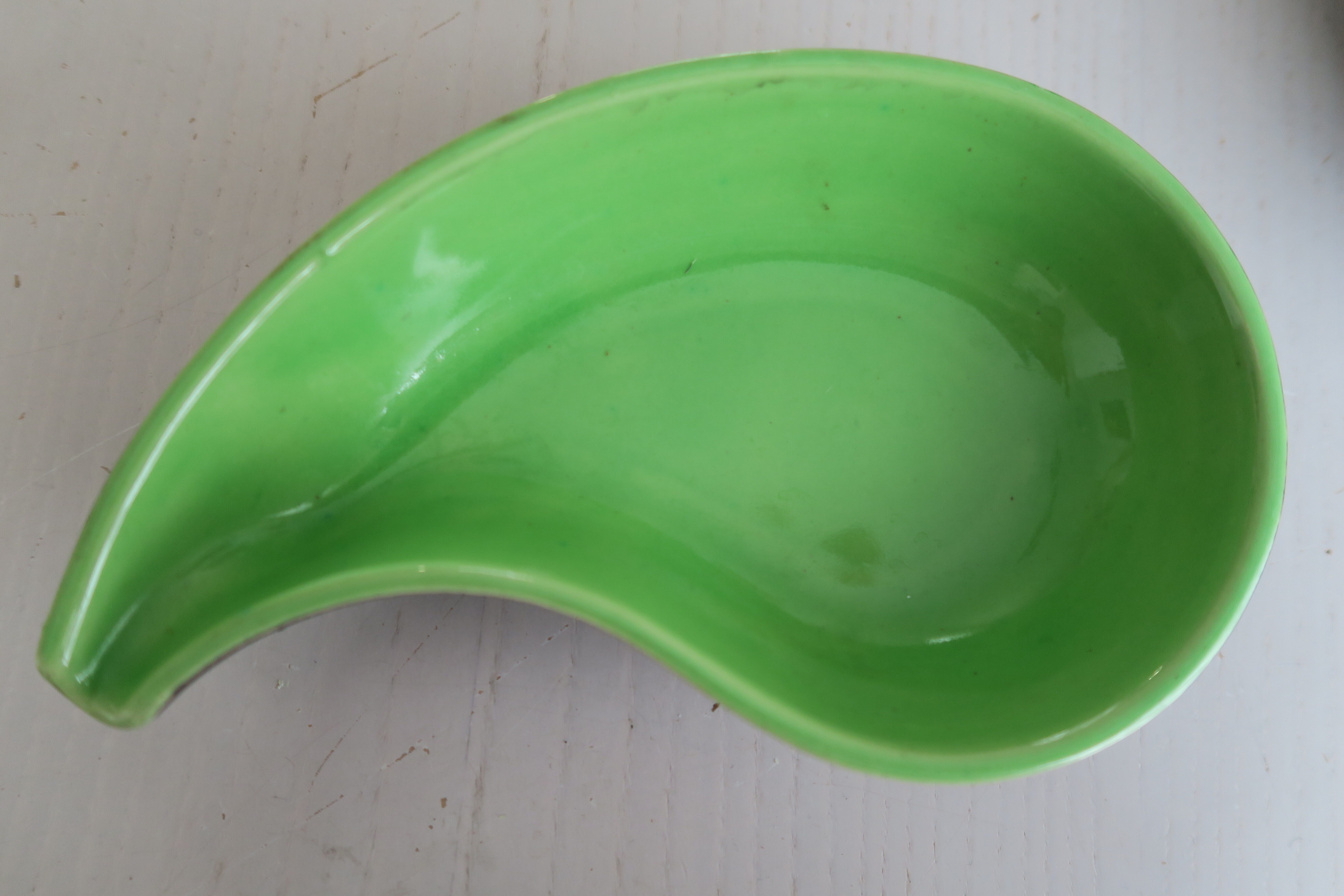 3 raviers céramique vintage assortis 1950-60 dans panier laiton poignée scoubidou