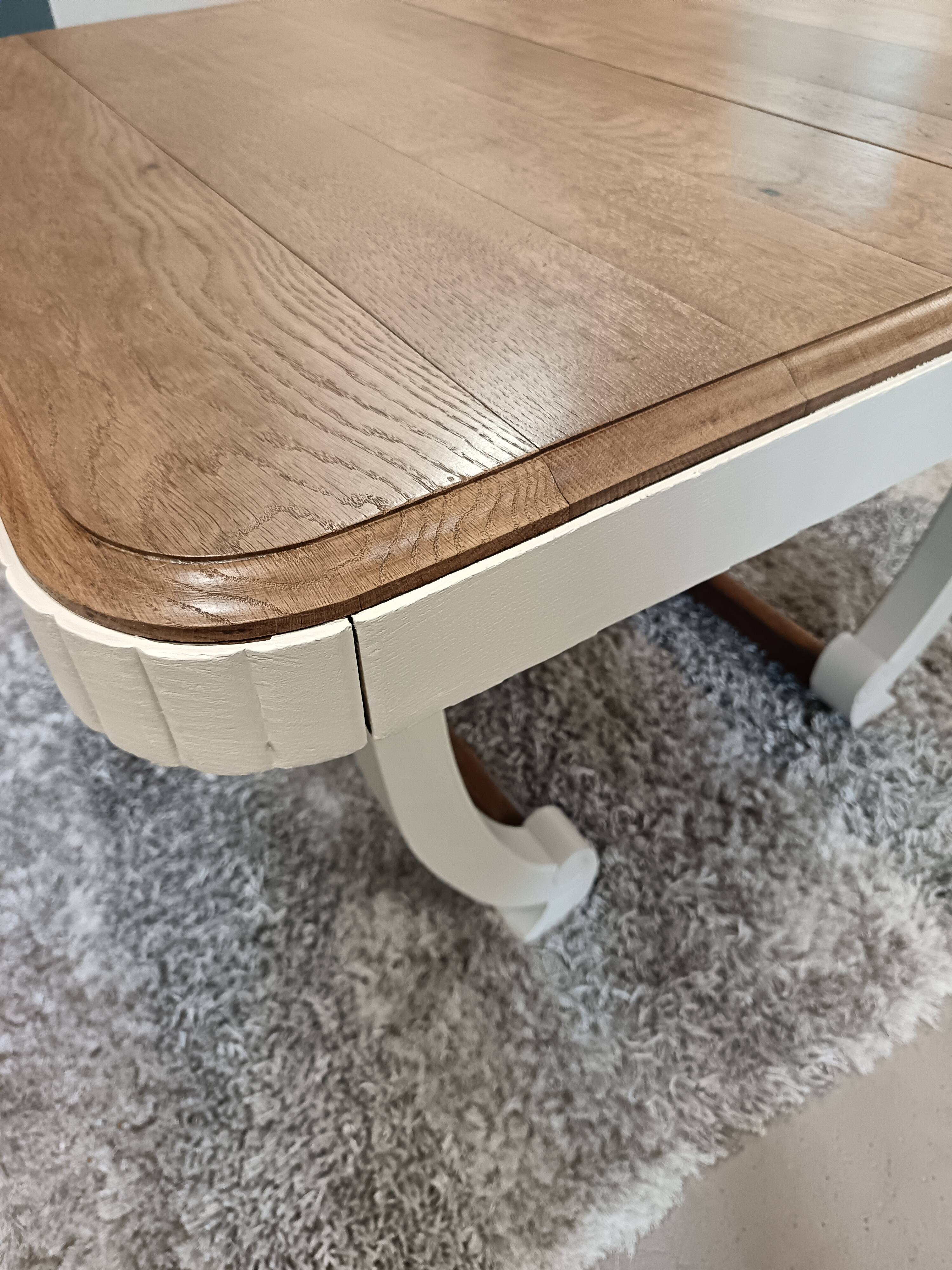 Restored oak table in natural wood and linen.