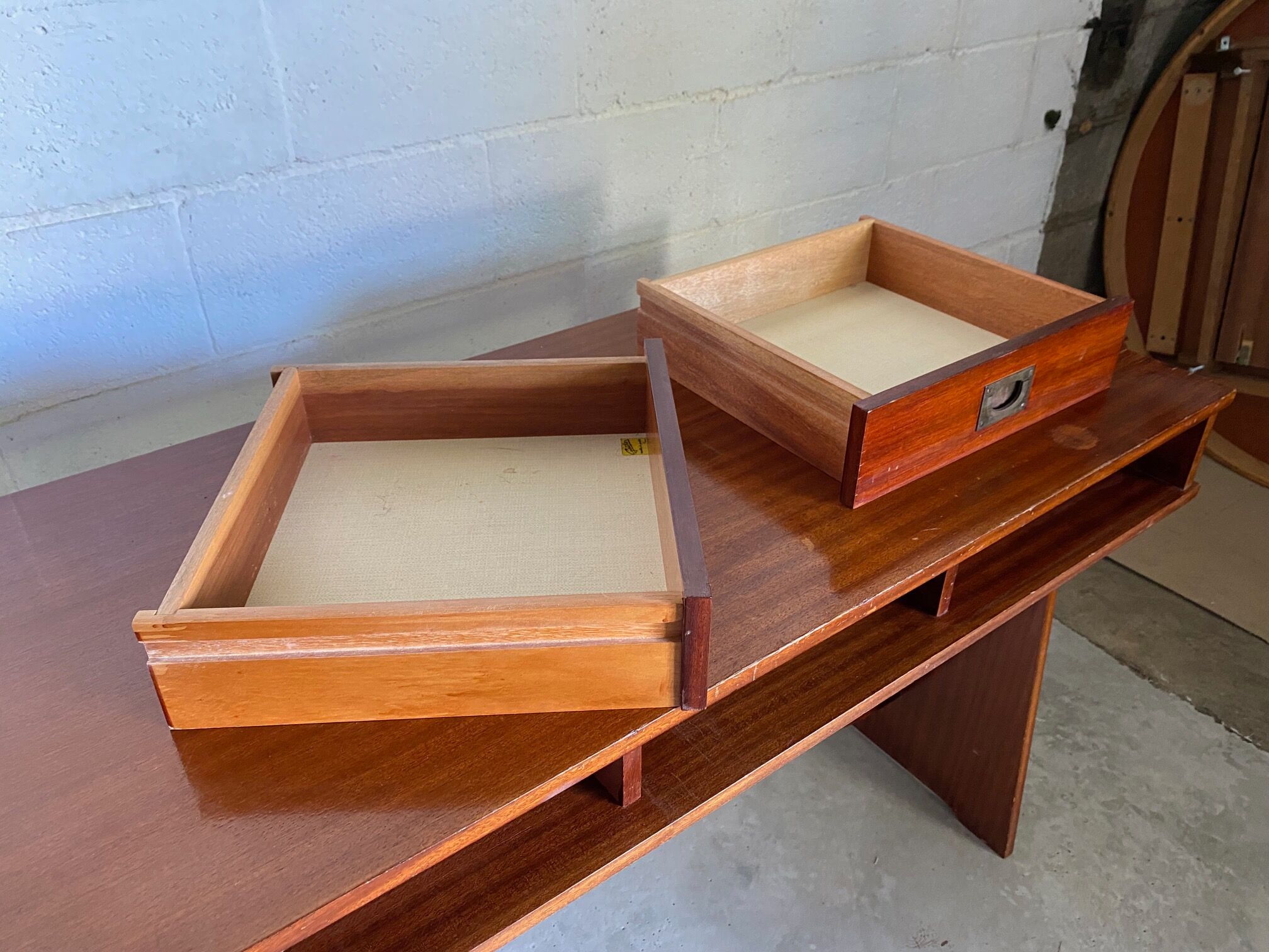 Gautier desk 2 drawers 2 wooden niches 1970