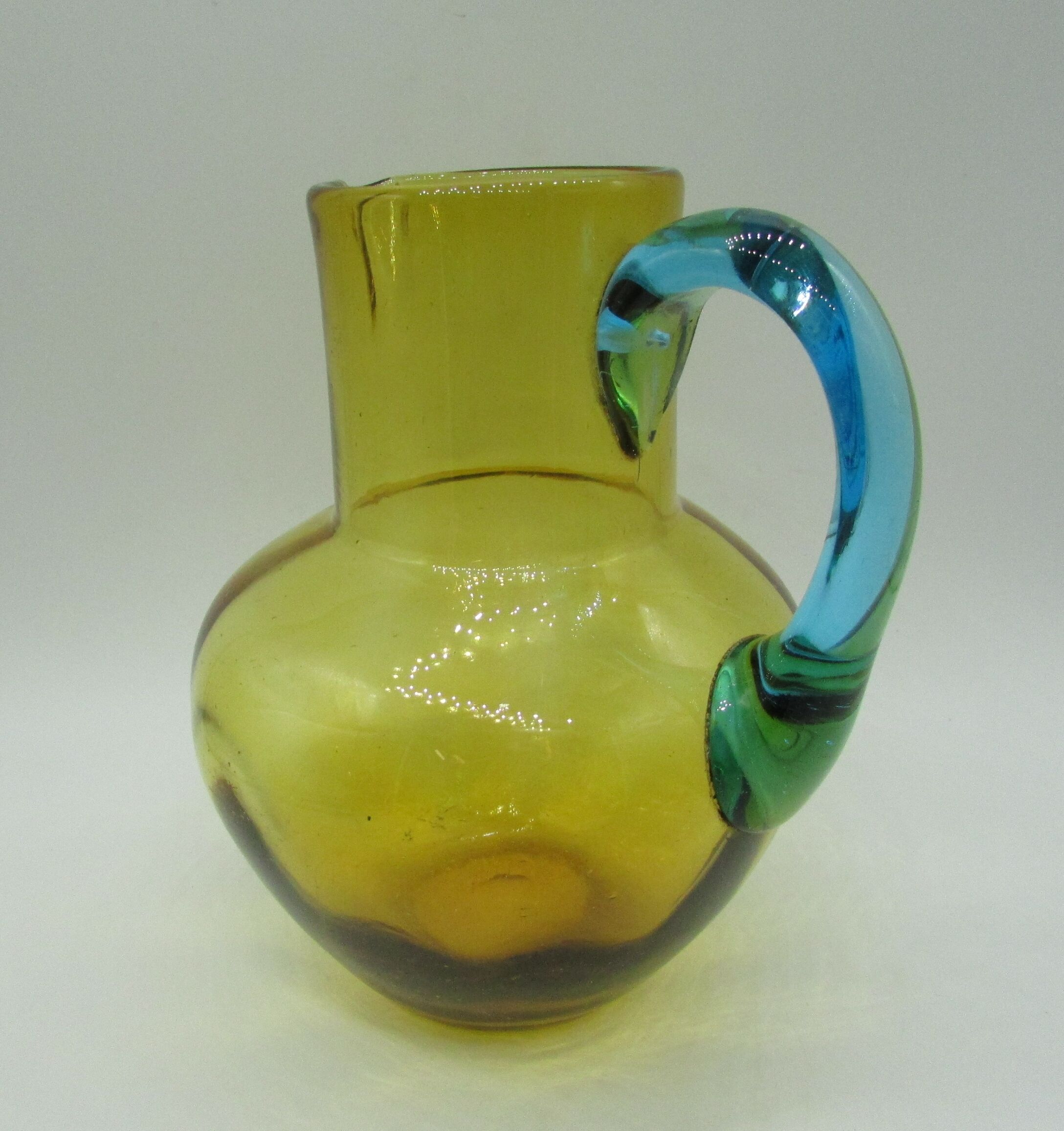 Pichet à eau George Sand verre soufflé ambre et bleu