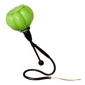 Lampe de table articulée en verre vert moderne et laiton.
