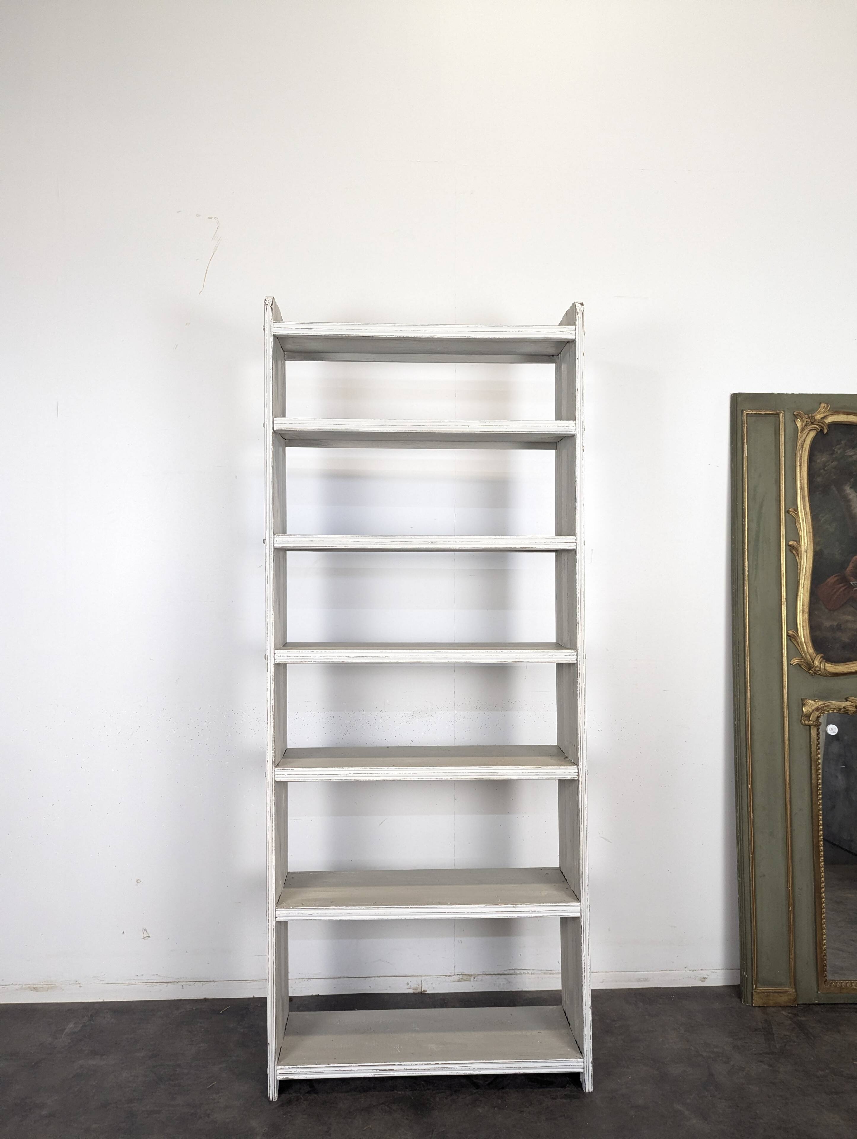 Grande étagère bibliothèque en bois peint blanc