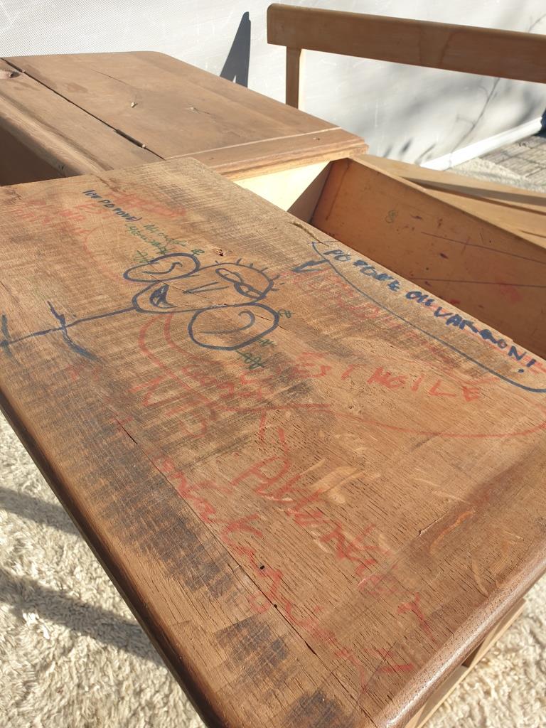 Bureau d'écolier pupitre double et son banc graffitis