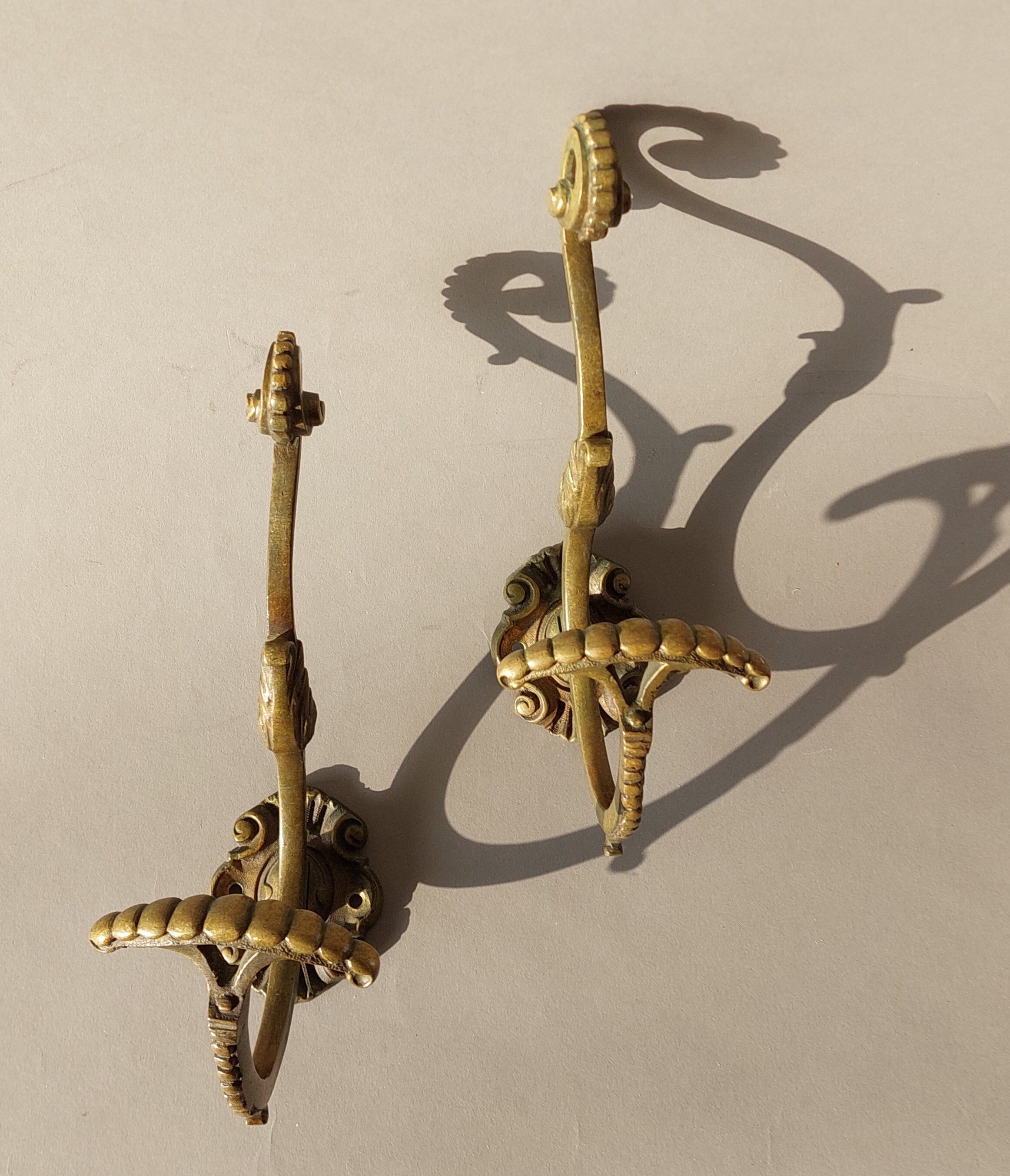 Paire de patères en bronze doré de style Louis XVI, XIXéme siècle.