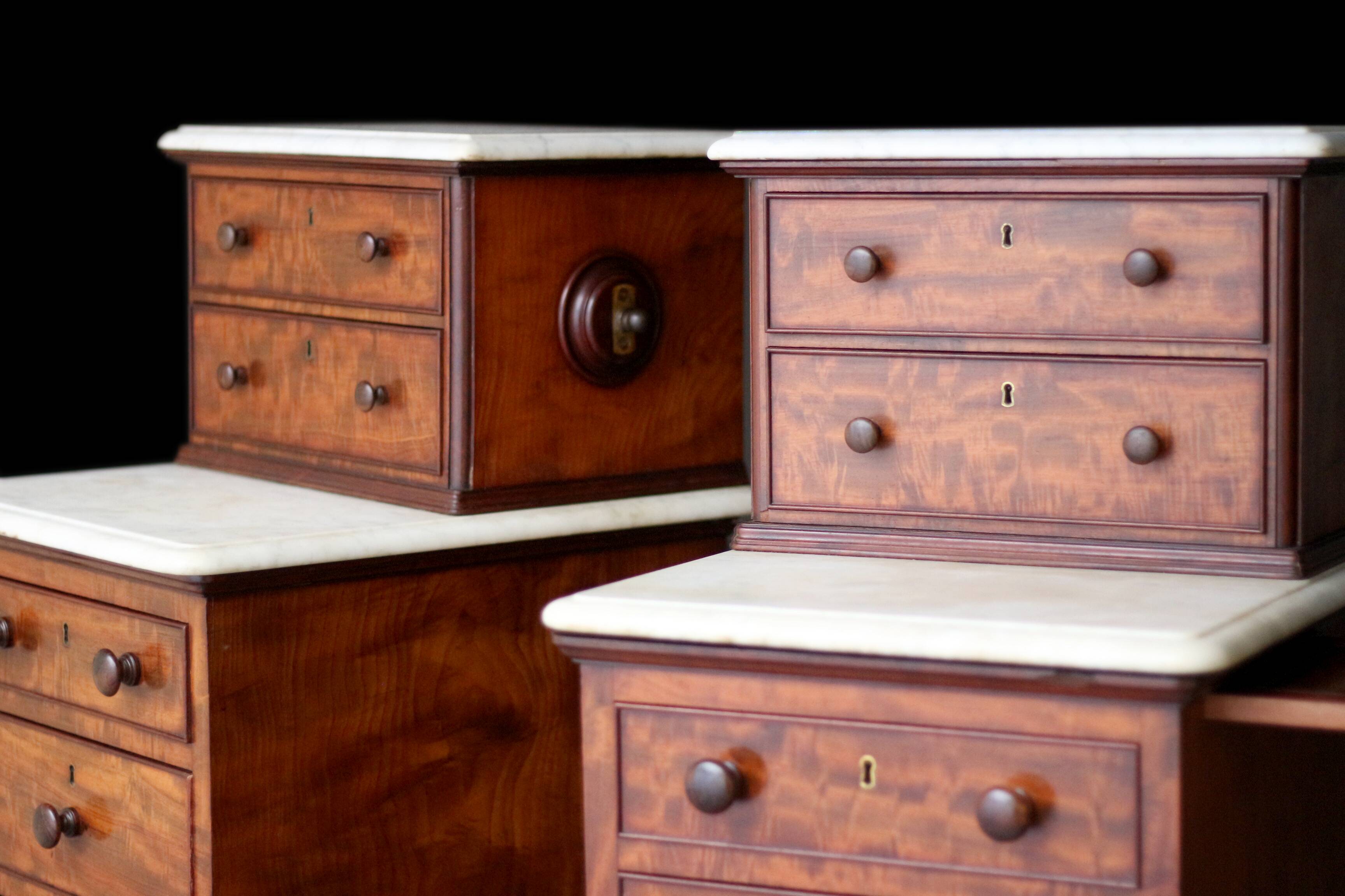 Exceptional: pair of Gillows of Lancaster chiffoniers (circa 1830)
