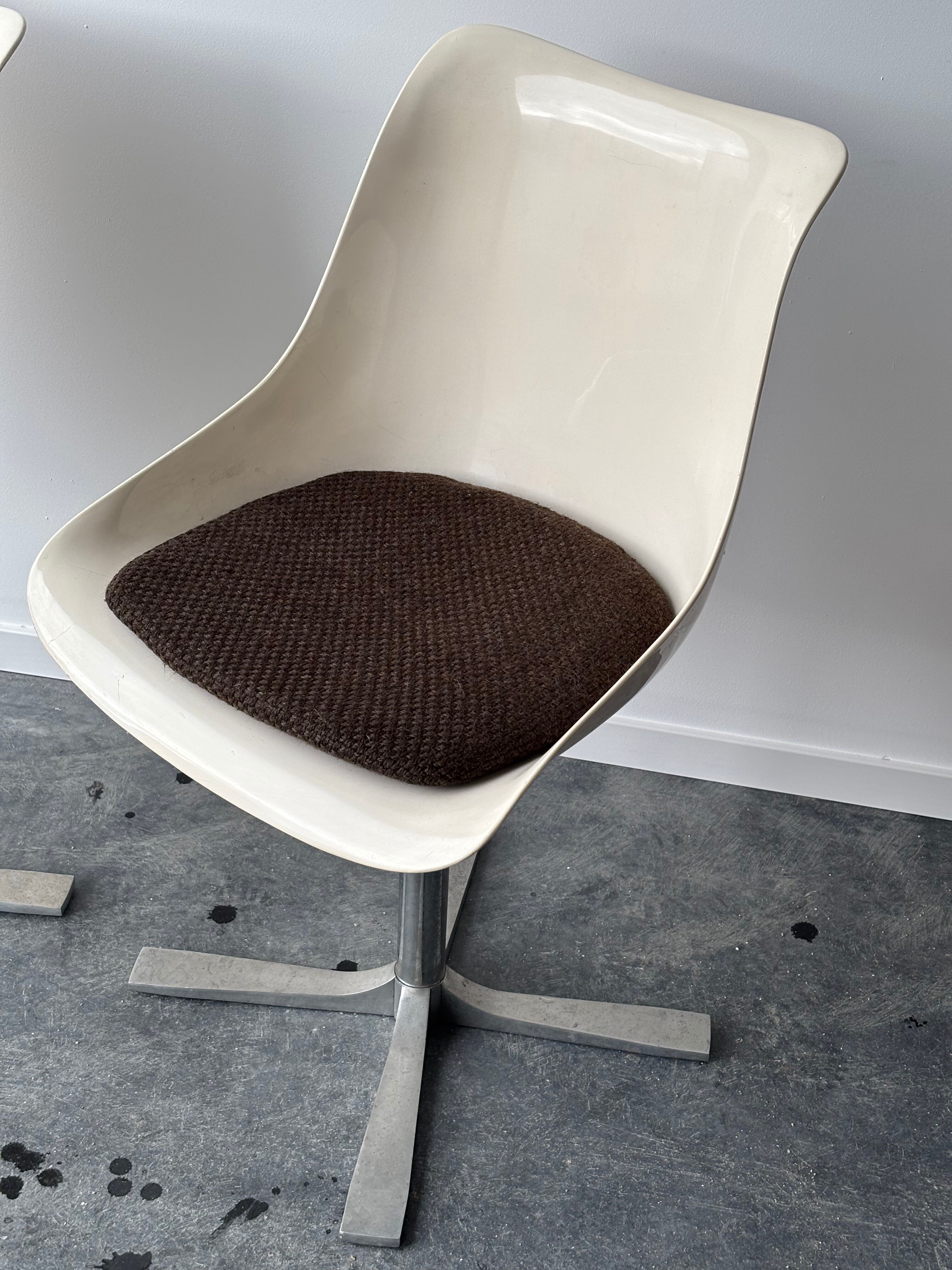 Pair of Tulip swivel chairs published by Roche Bobois 1970