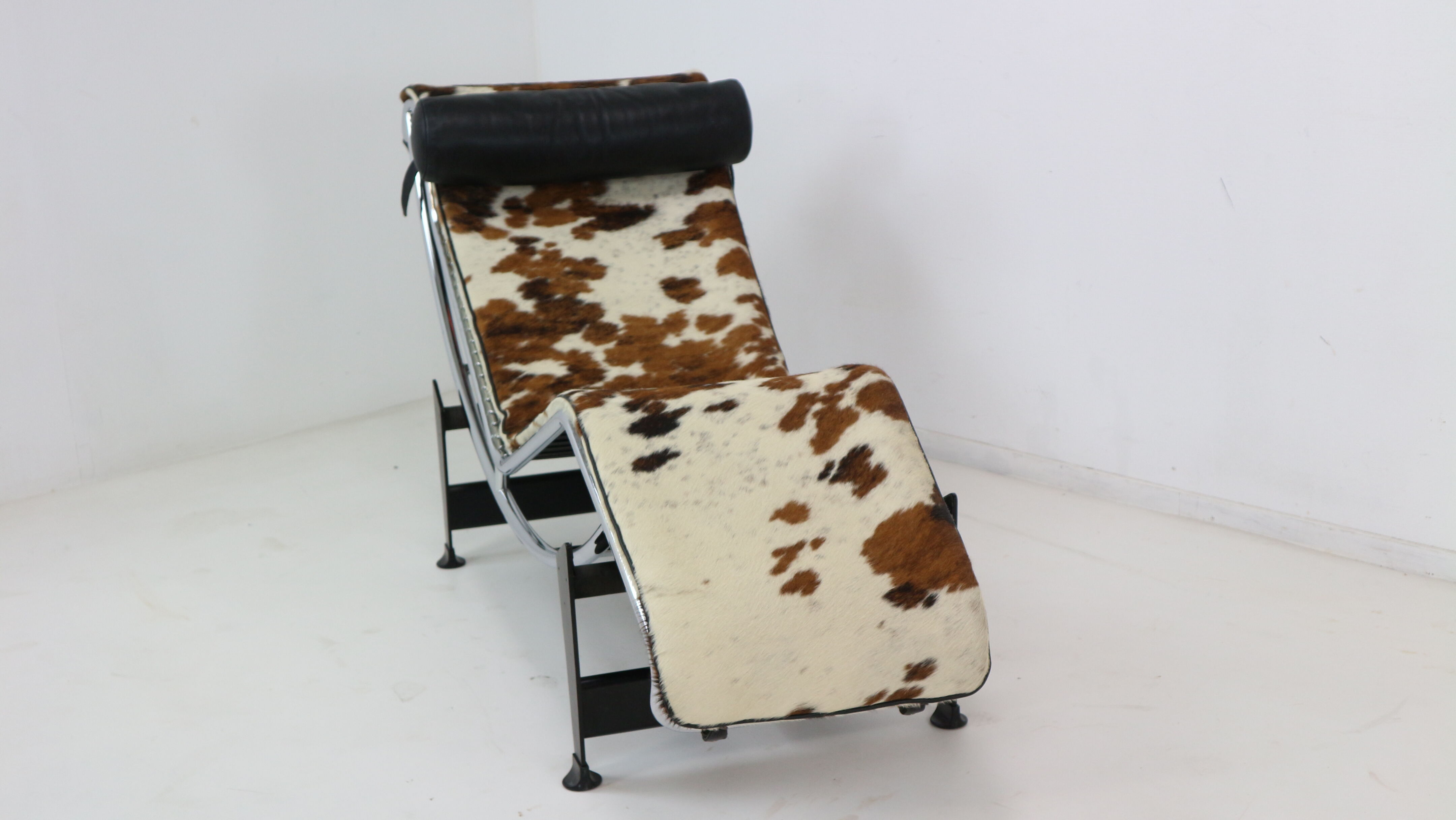 Chair long "LC4" Le Corbusier, Cassina Edition, Ponyskin.