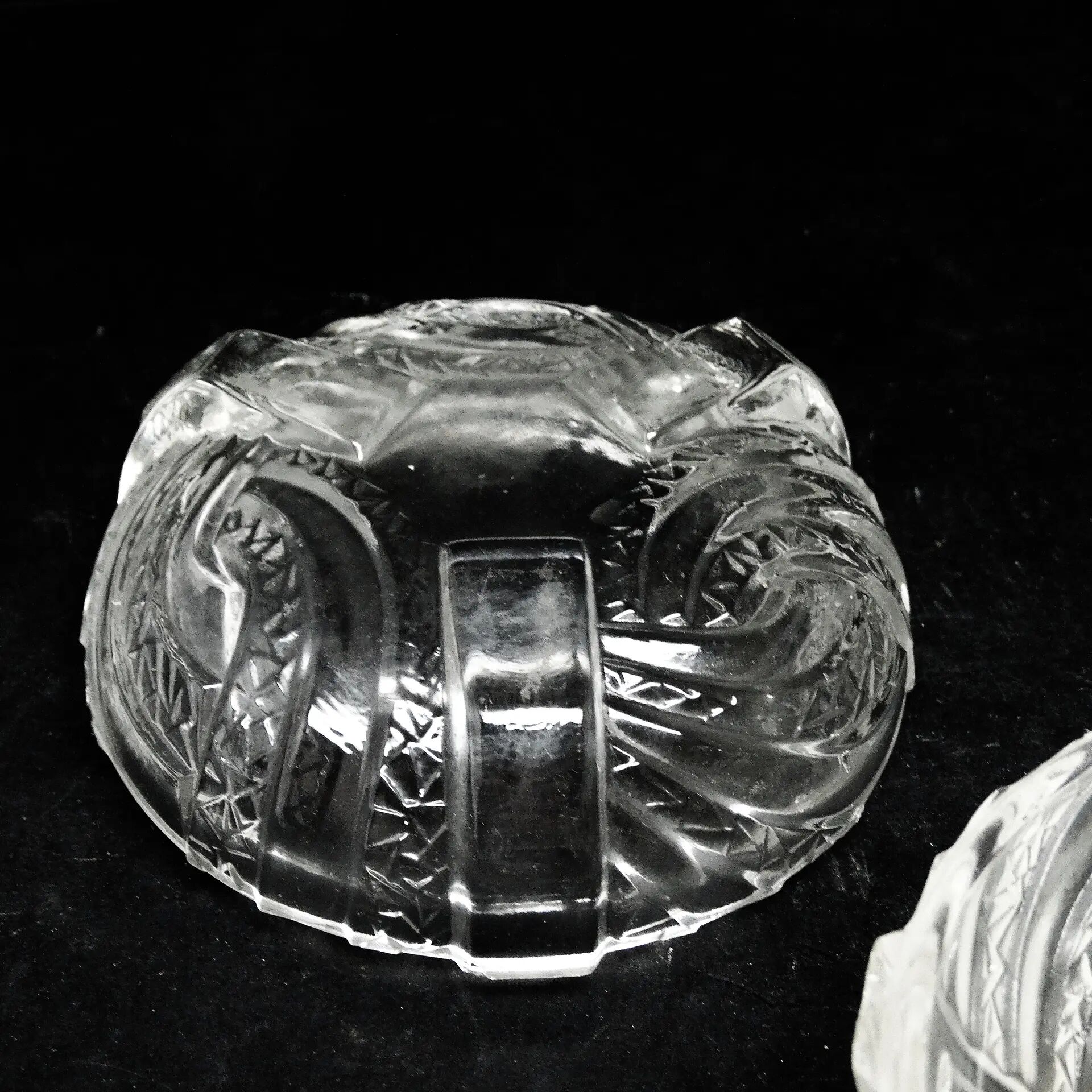 Bonbonnière Art Déco, verre pressé, Hortensja Glassworks, Pologne, années 1950