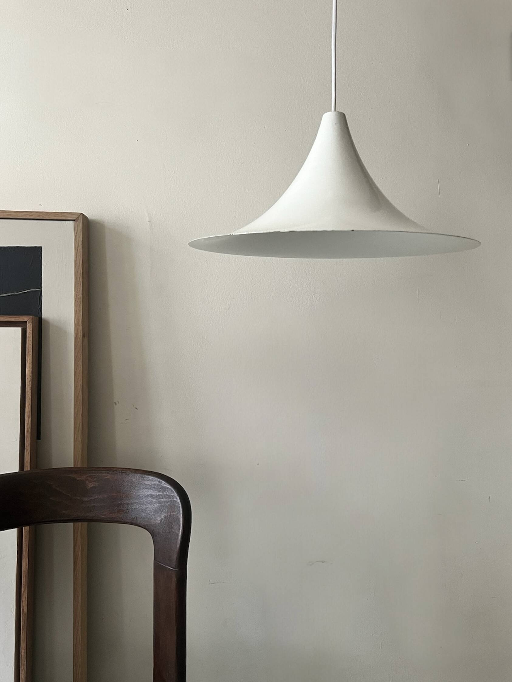 White solid metal tulip suspension, 1970 design.