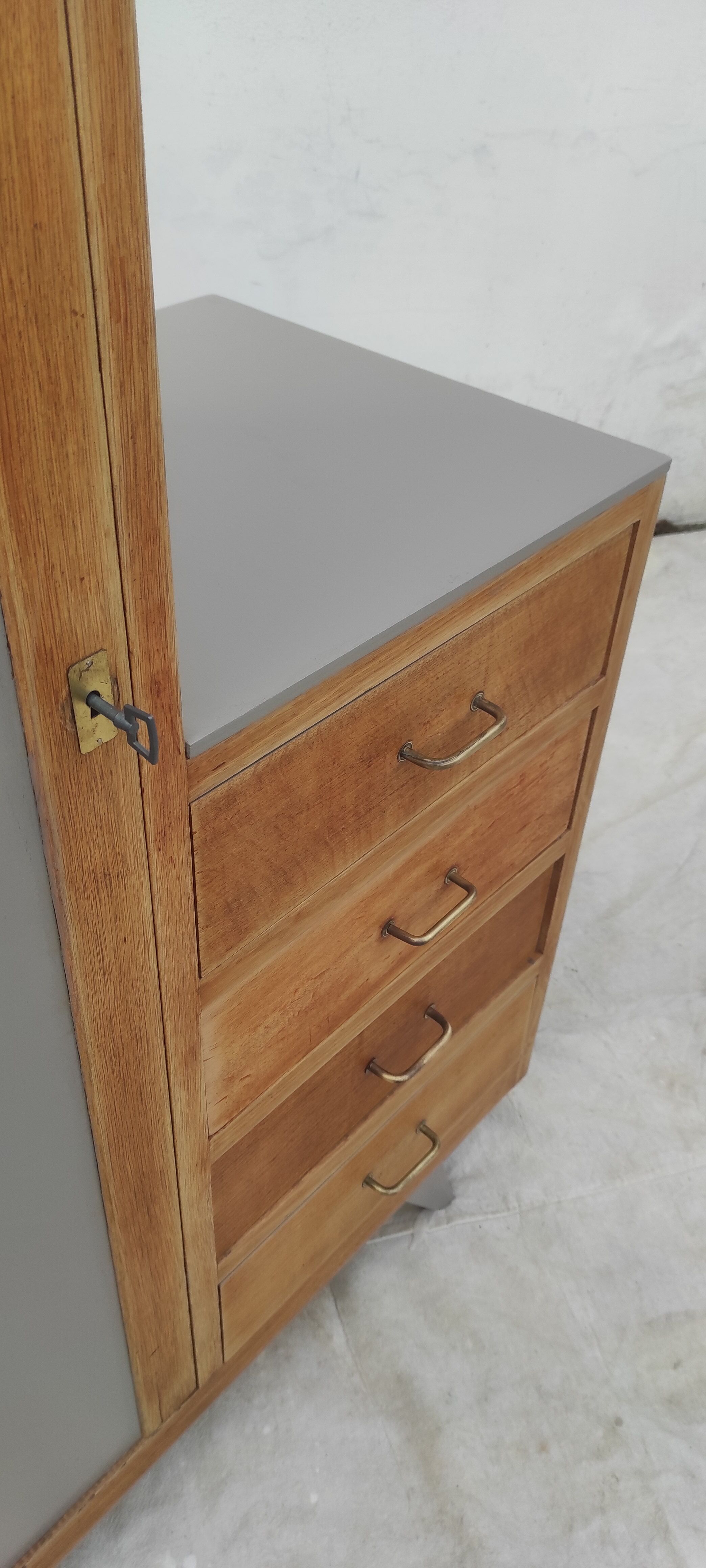 Armoire vintage