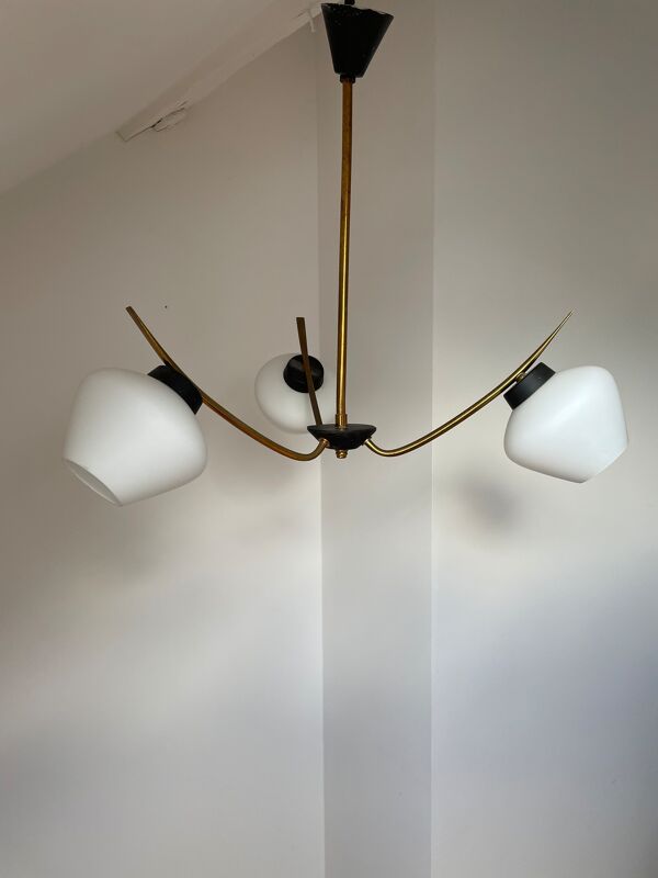 Lustre vintage 3 feux en laiton et opaline vers 1960