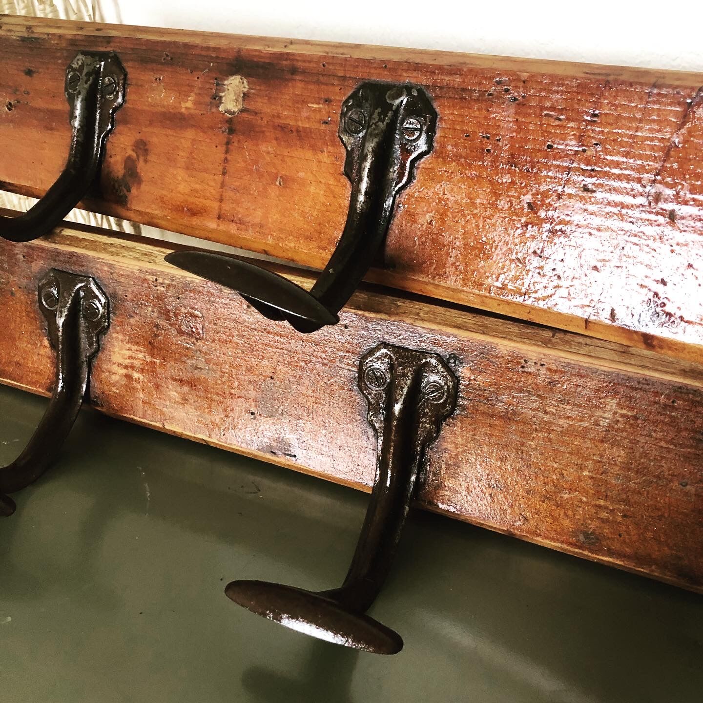 Paire de porte-manteaux d’ecole