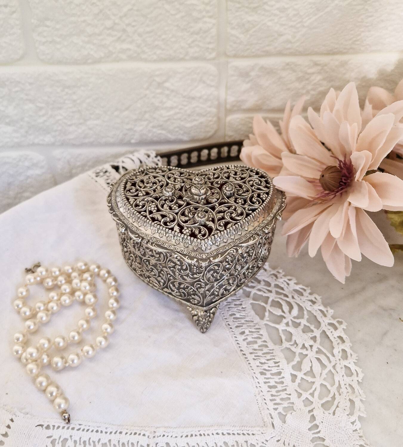 Une Petite Boîte à Bijoux Vintage En Forme De Coeur