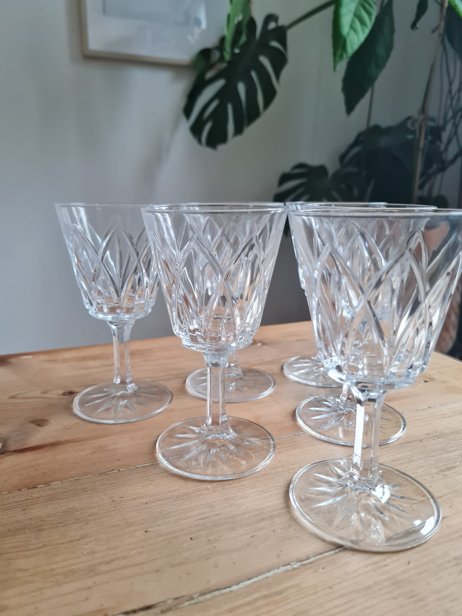 Service of 6 chiseled wine glasses