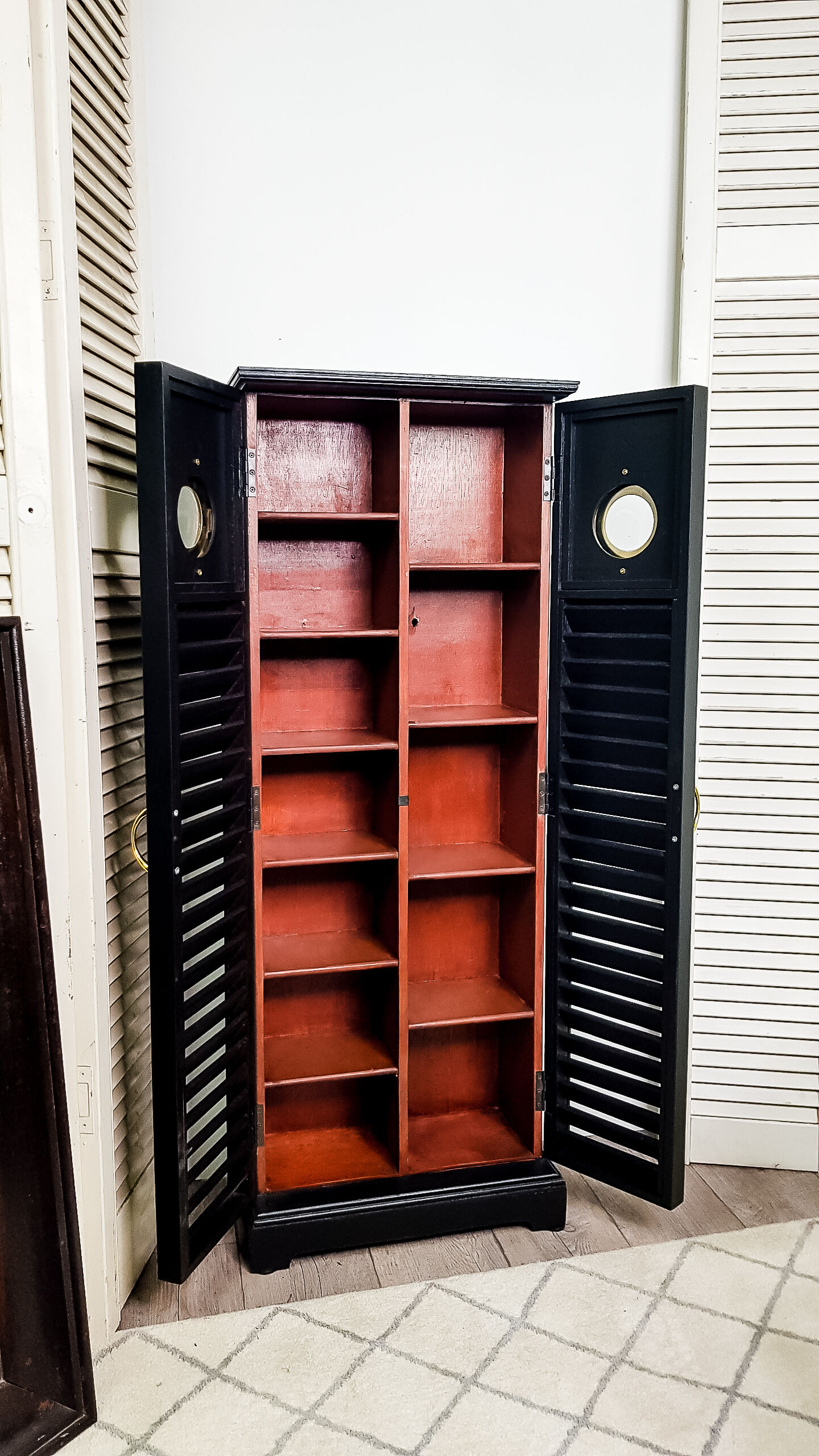 Furniture cabinet with window