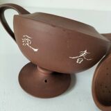 Japanese teapot in red clay engraved with integrated filter.
