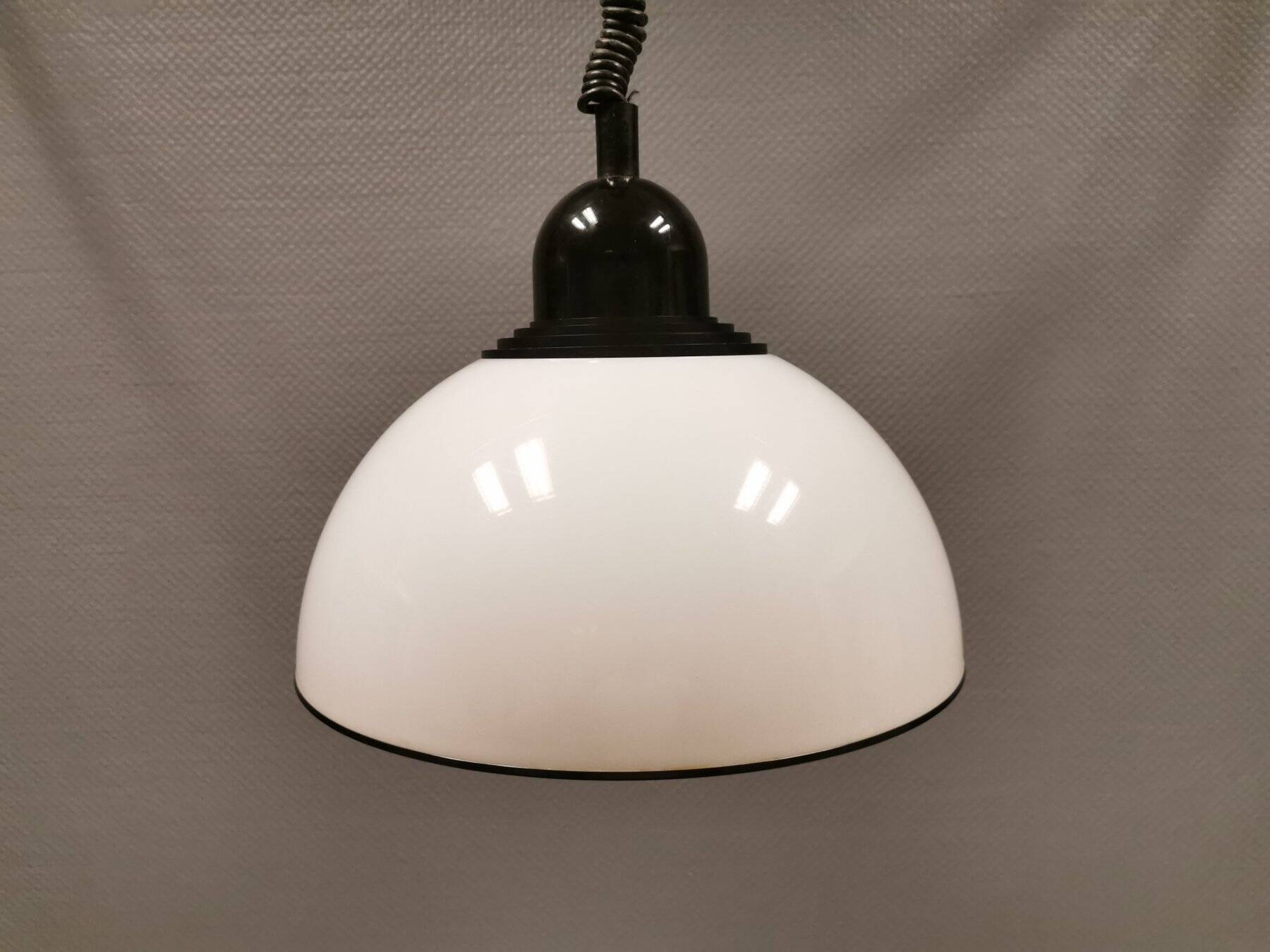 Lampe suspendue, en plastique blanc laiteux avec dessus/suspension noir, probablement danoise.