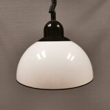 Lampe suspendue, en plastique blanc laiteux avec dessus/suspension noir, probablement danoise.