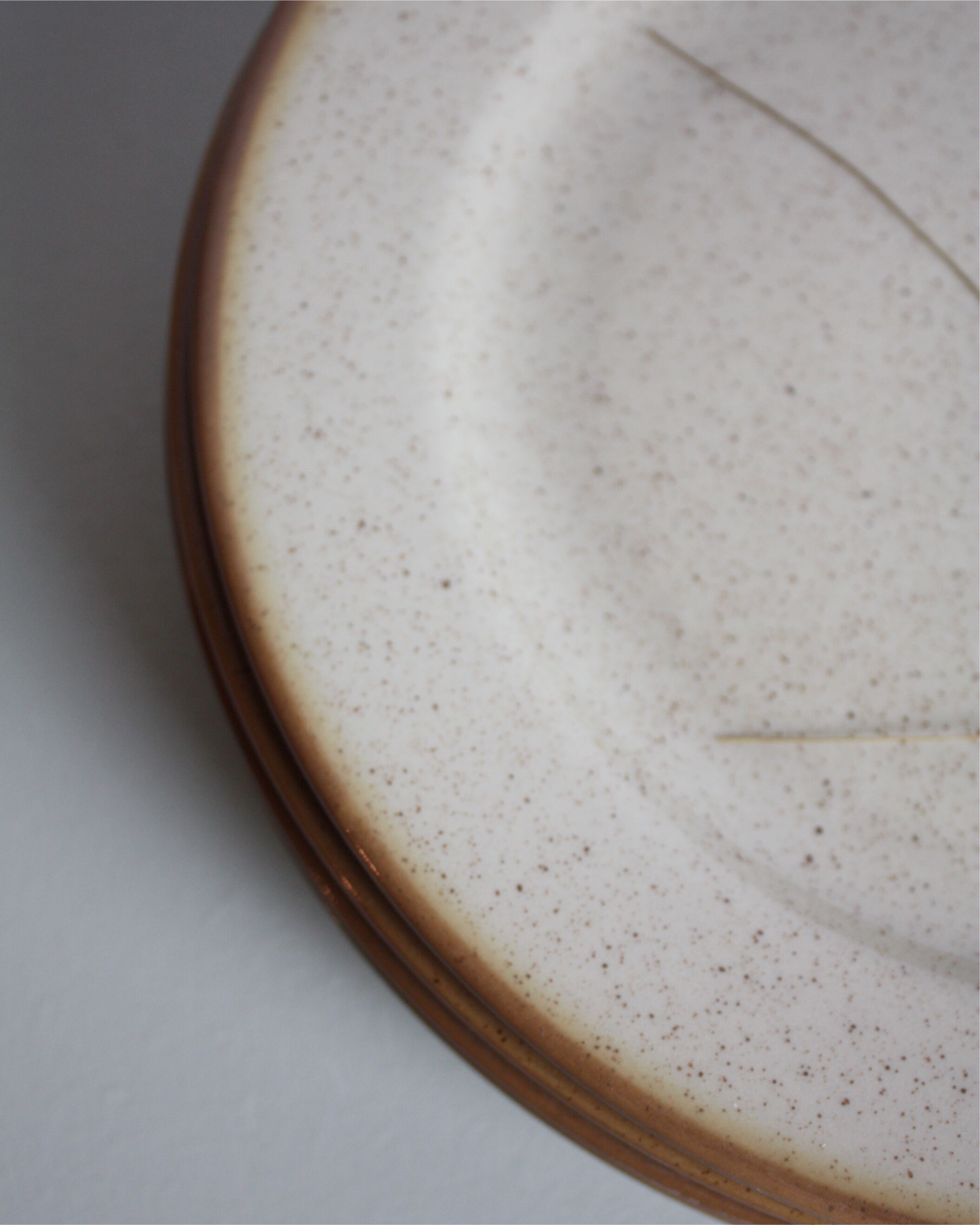 Set of 4 flat plates Tulowice in speckled stoneware