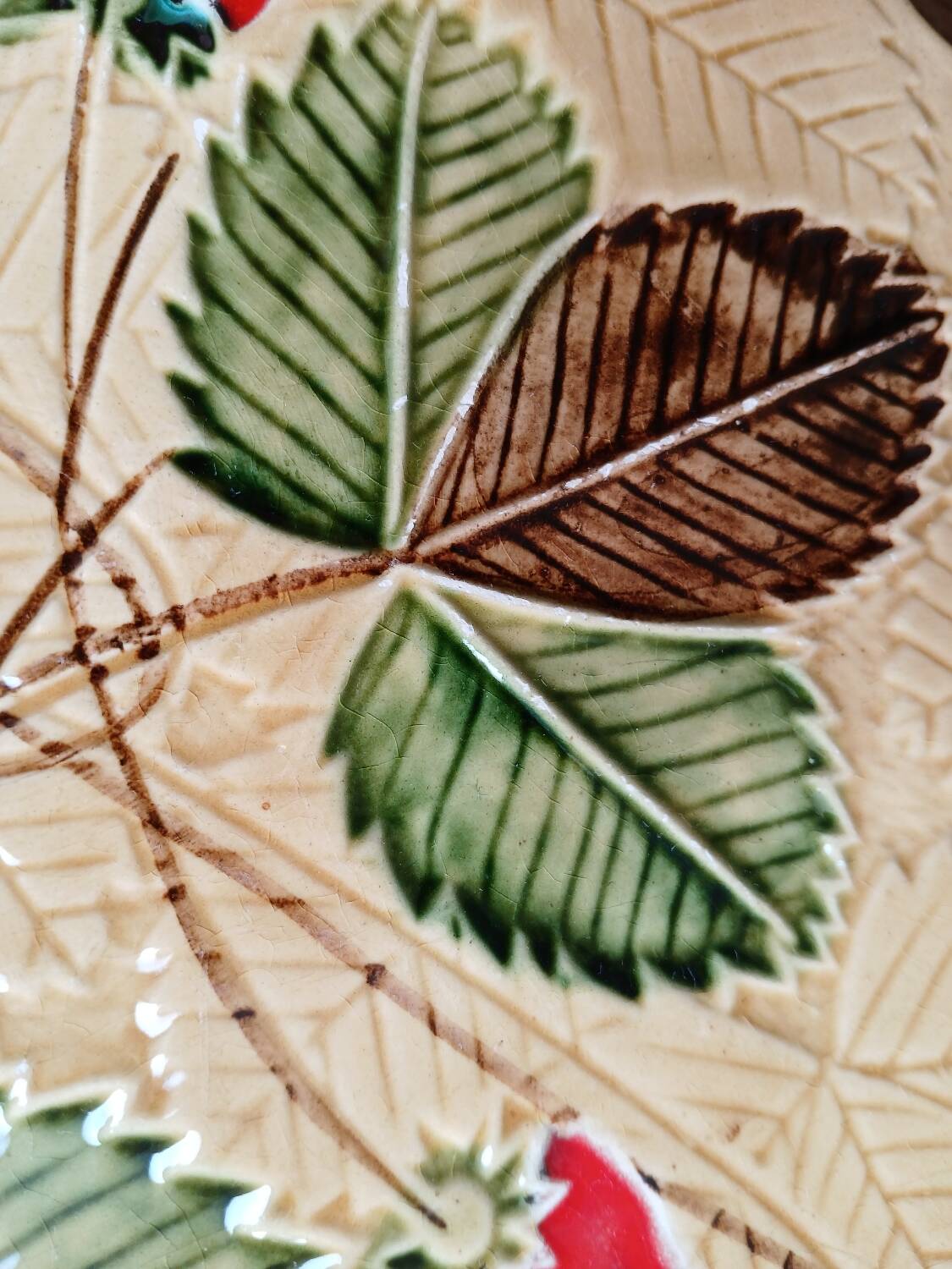 Strawberry pattern slip dish