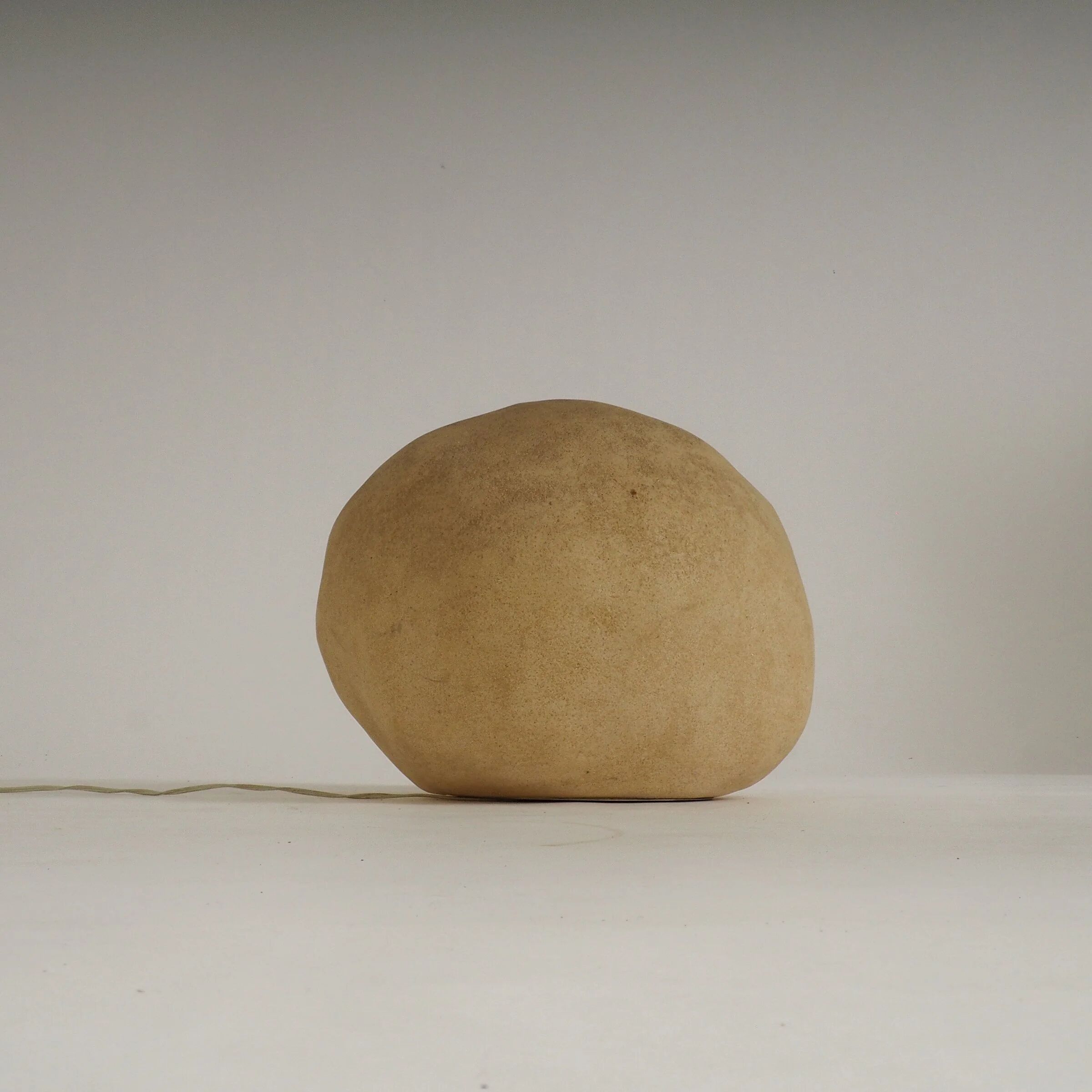 Lampe en pierre lunaire Dora par André Cazenave