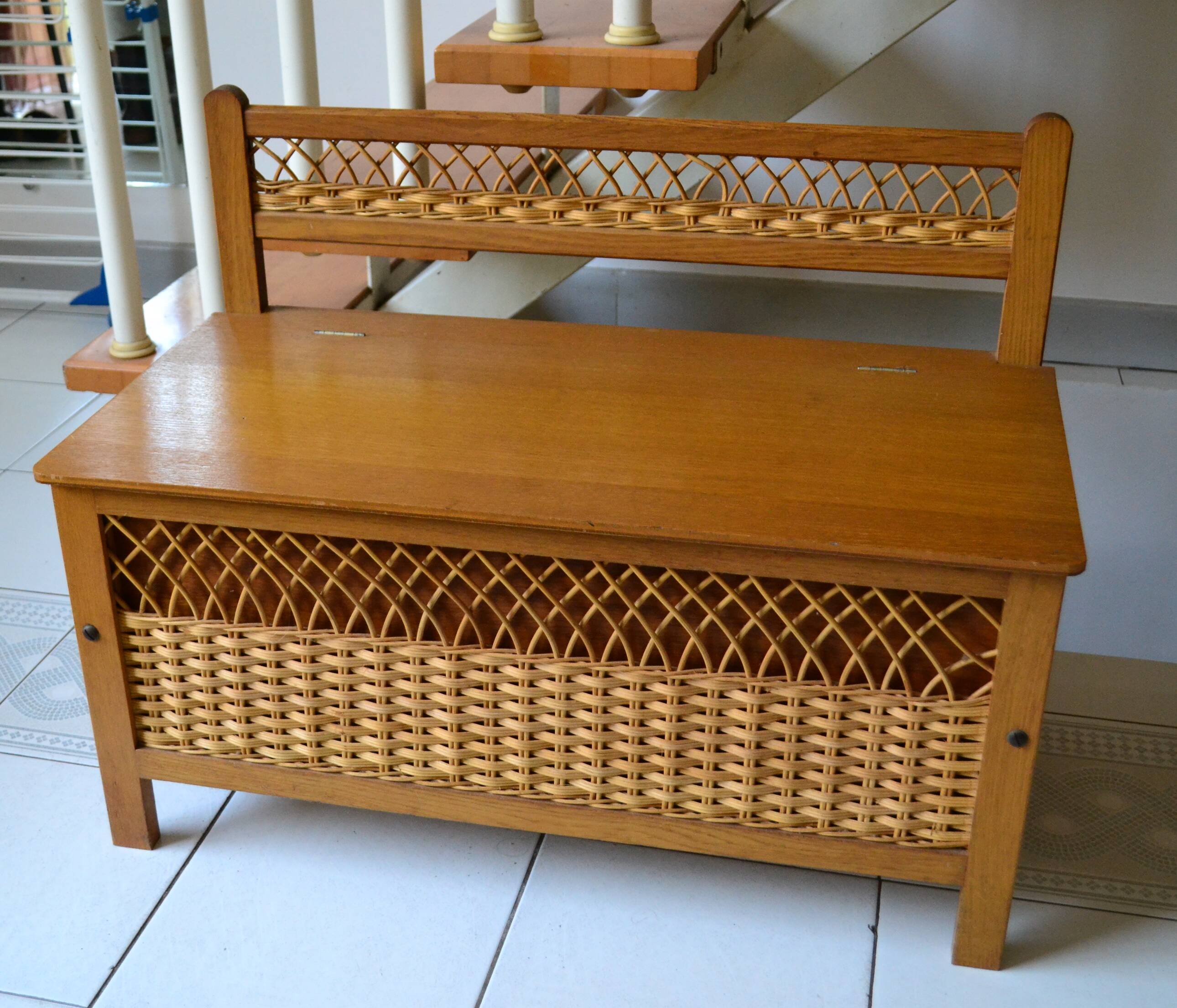 Wood and rattan bank bench from the 60s/70s.