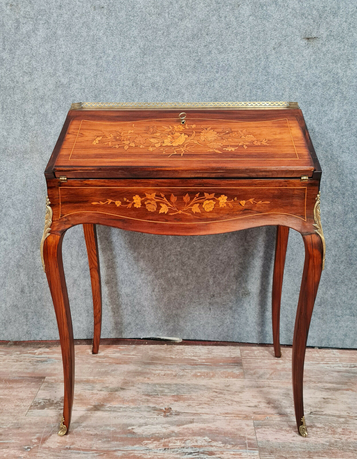 Bureau scriban de pente louis xv galbé en marquèterie vers 1850-1880