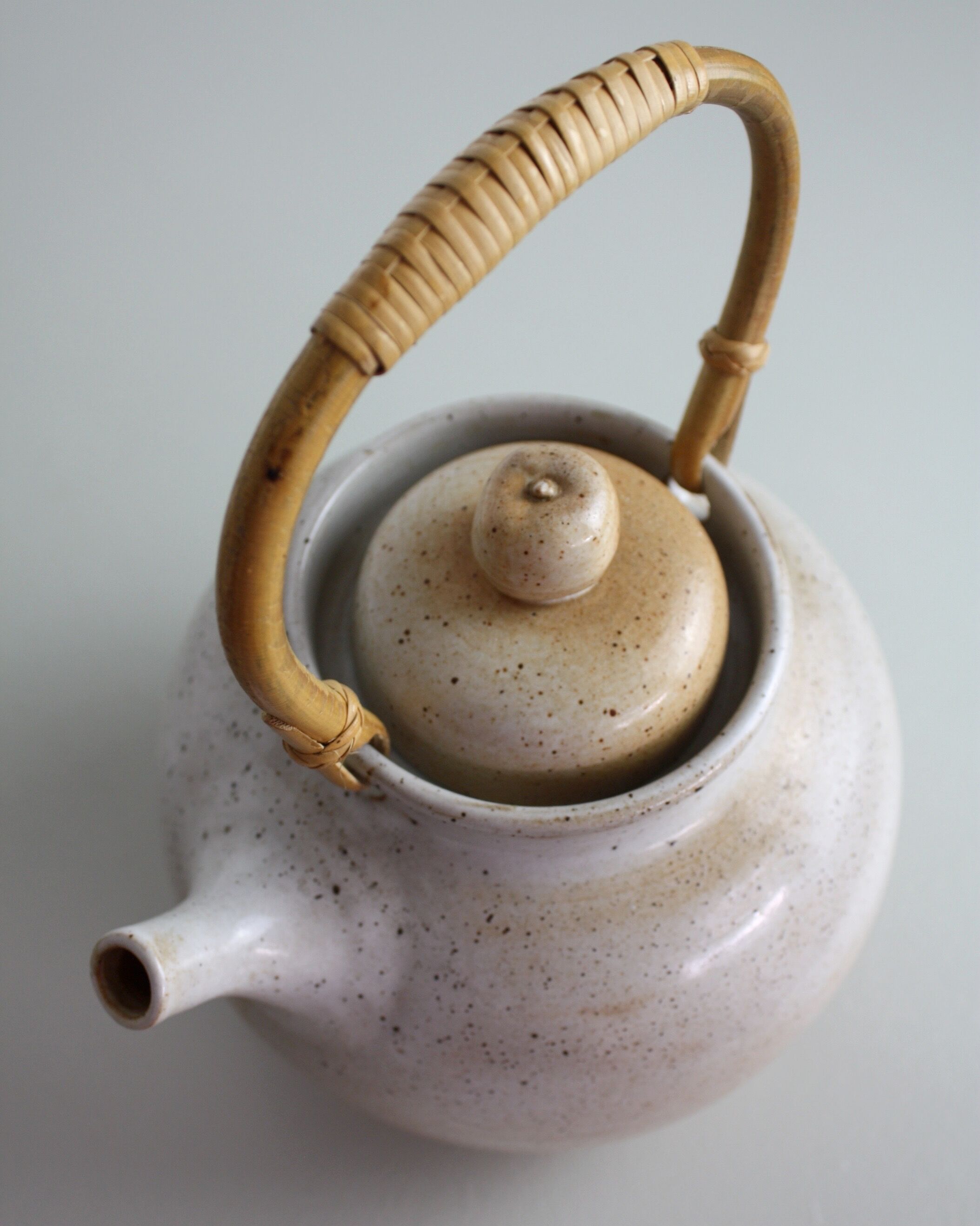 Round teapot with rattan handle Grès du Marais