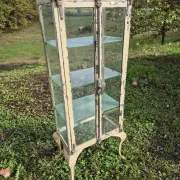 Ancienne vitrine de chirurgien