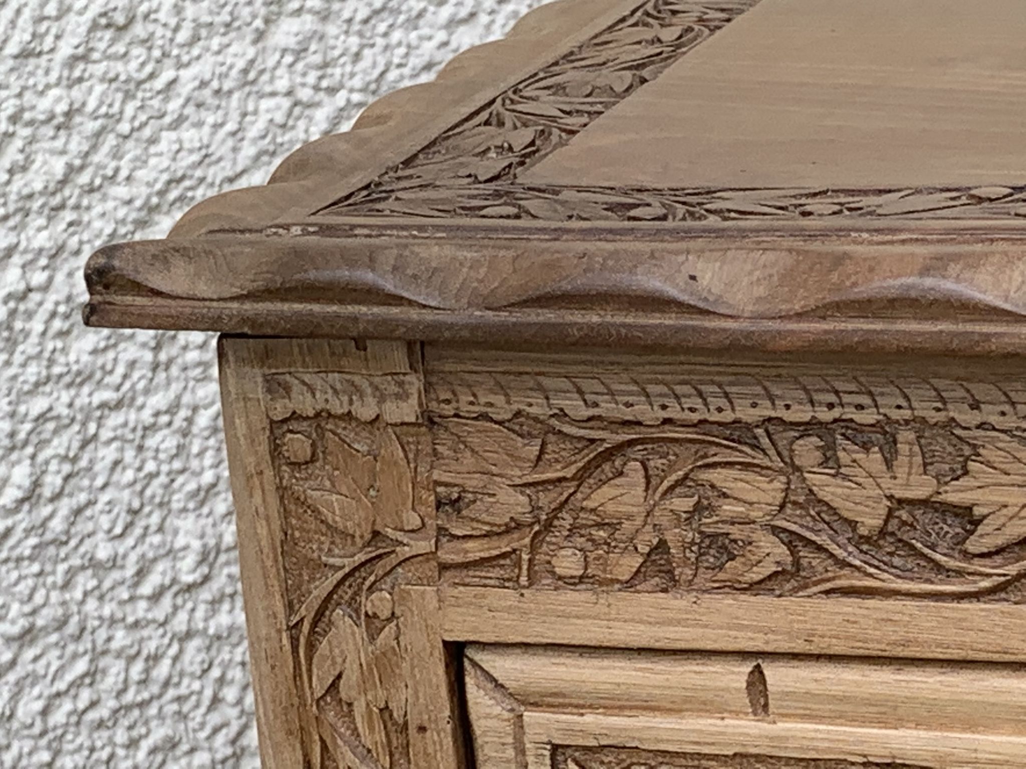 Commode vintage basse Padouk Massif sculpté 1950