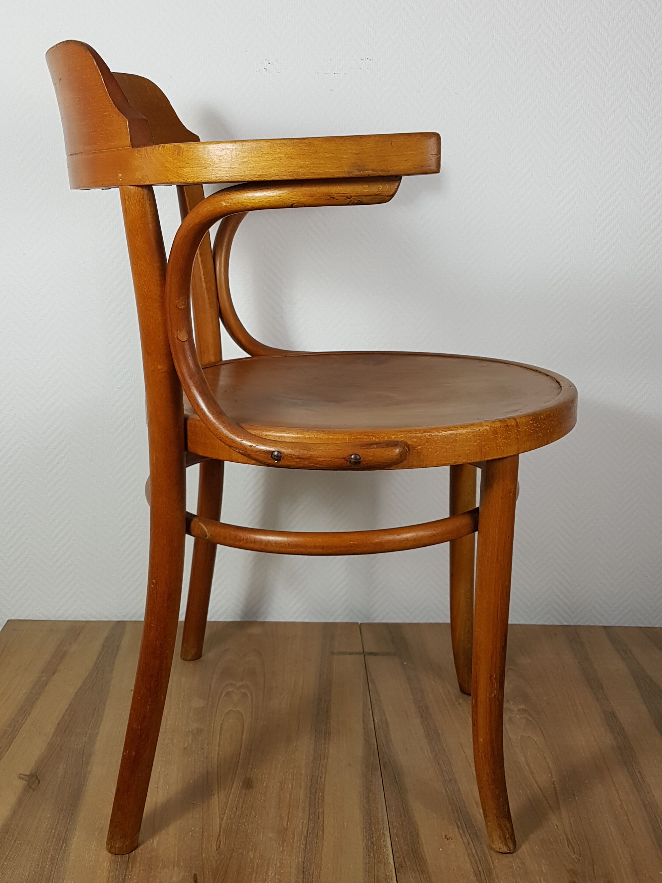 Old curved wooden armchair, 1930/1950. 78x58x48 cm.
