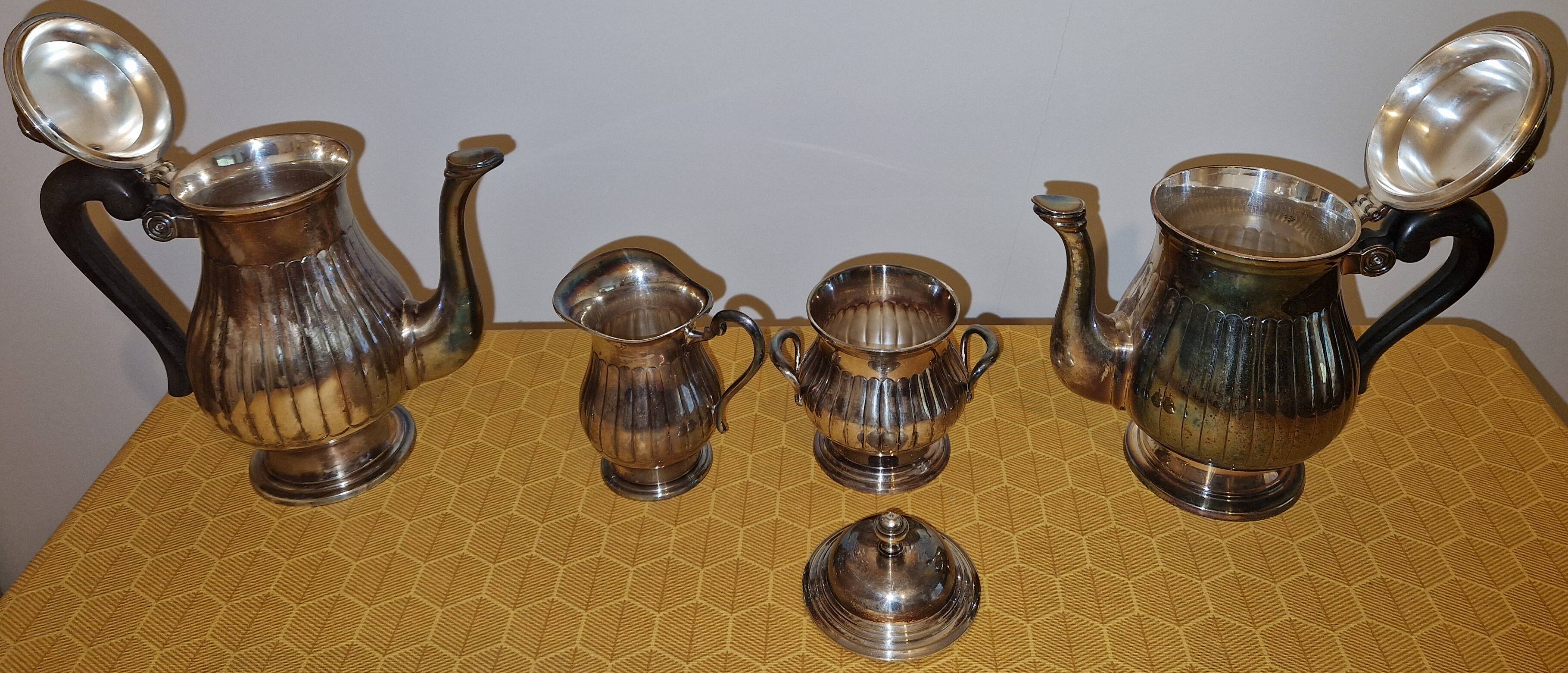 Art Deco tea and coffee service in silver-plated metal and Bakelite from the 1930s/40s.