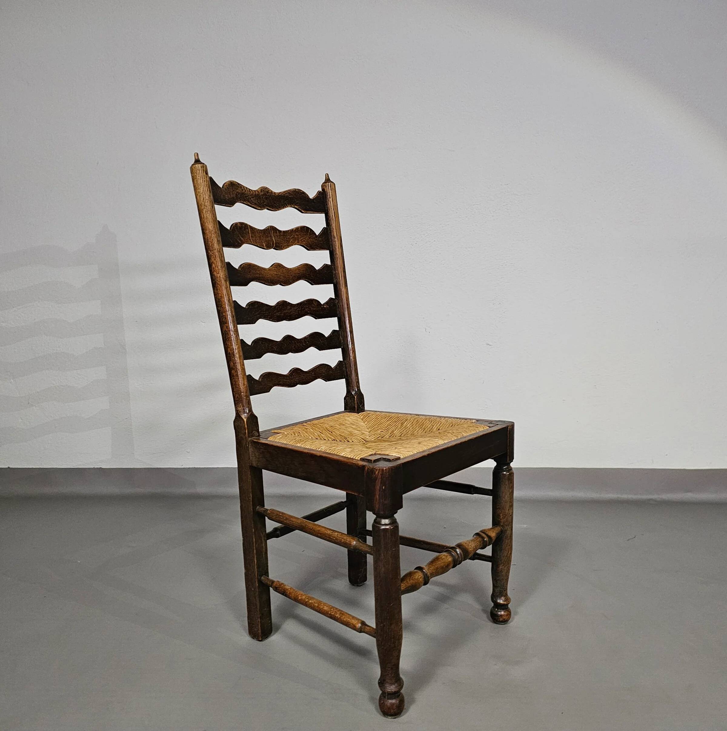 Ensemble de 4 chaises de salle à manger en chêne, rustiques, de ferme, à dossier en échelle avec sièges en jonc, années 1960