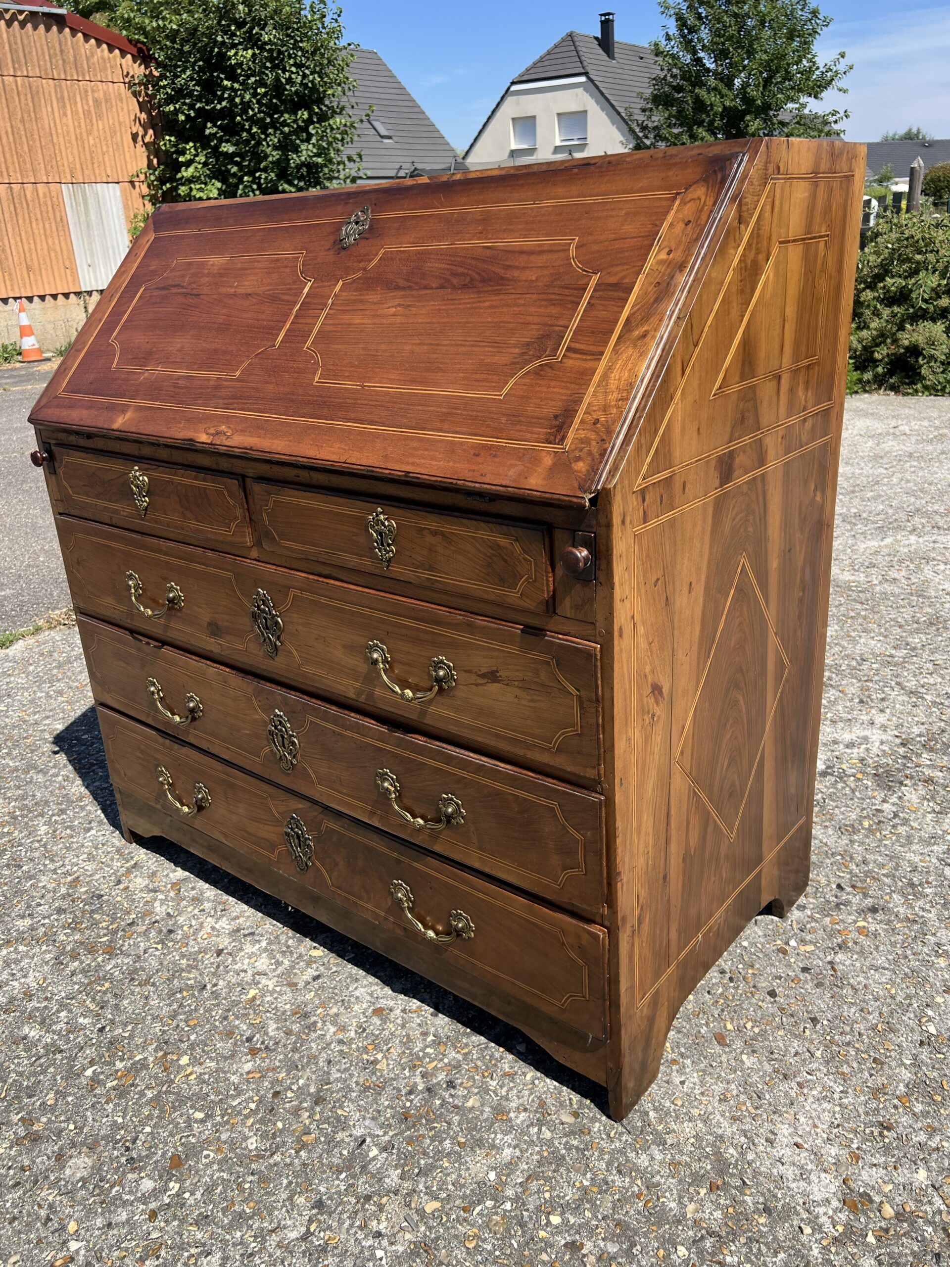 Writing cabinet, masterpiece of marquetry in solid cherry wood, late 18th, early 19th century.