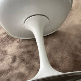 Pair of tulip chairs by Eero Saarinen, Knoll 80