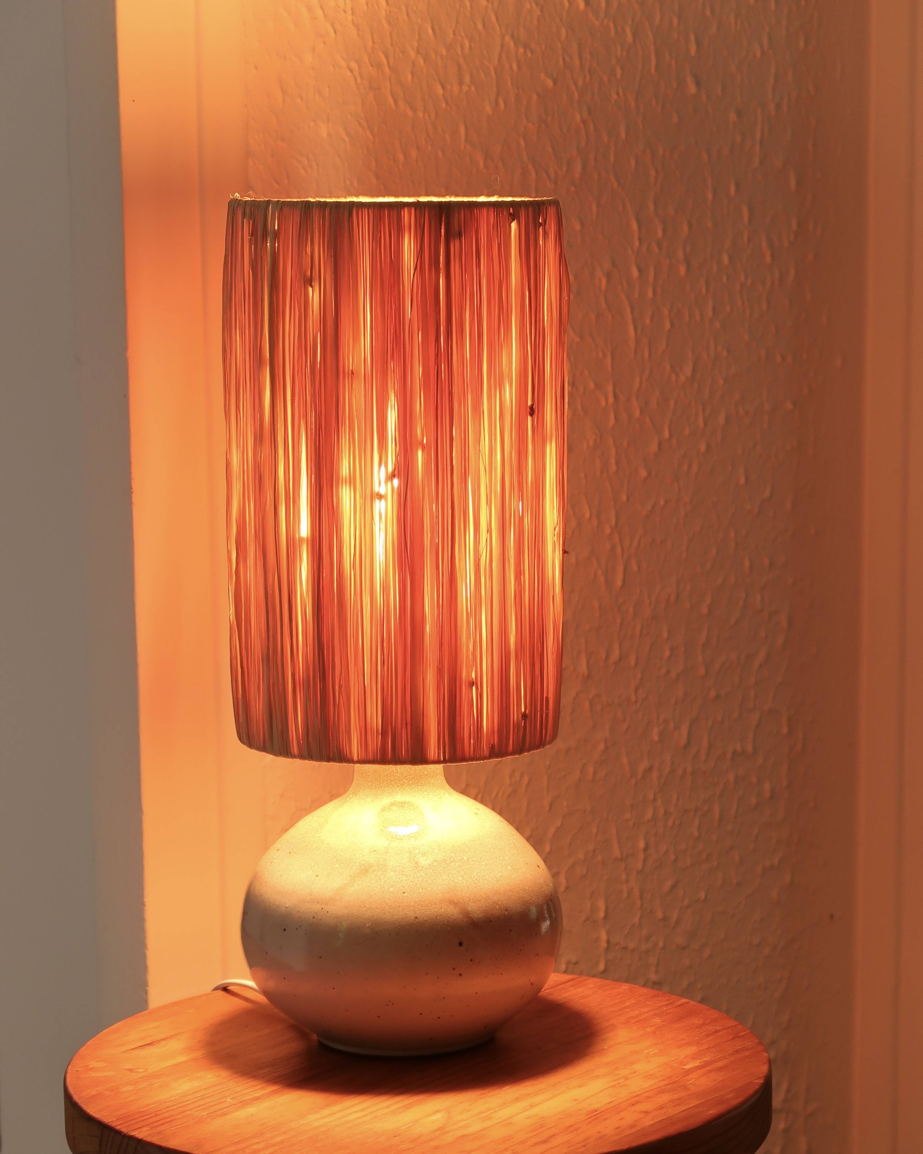 Lampe de potier en grès gris, abat jour en raphia, années 70